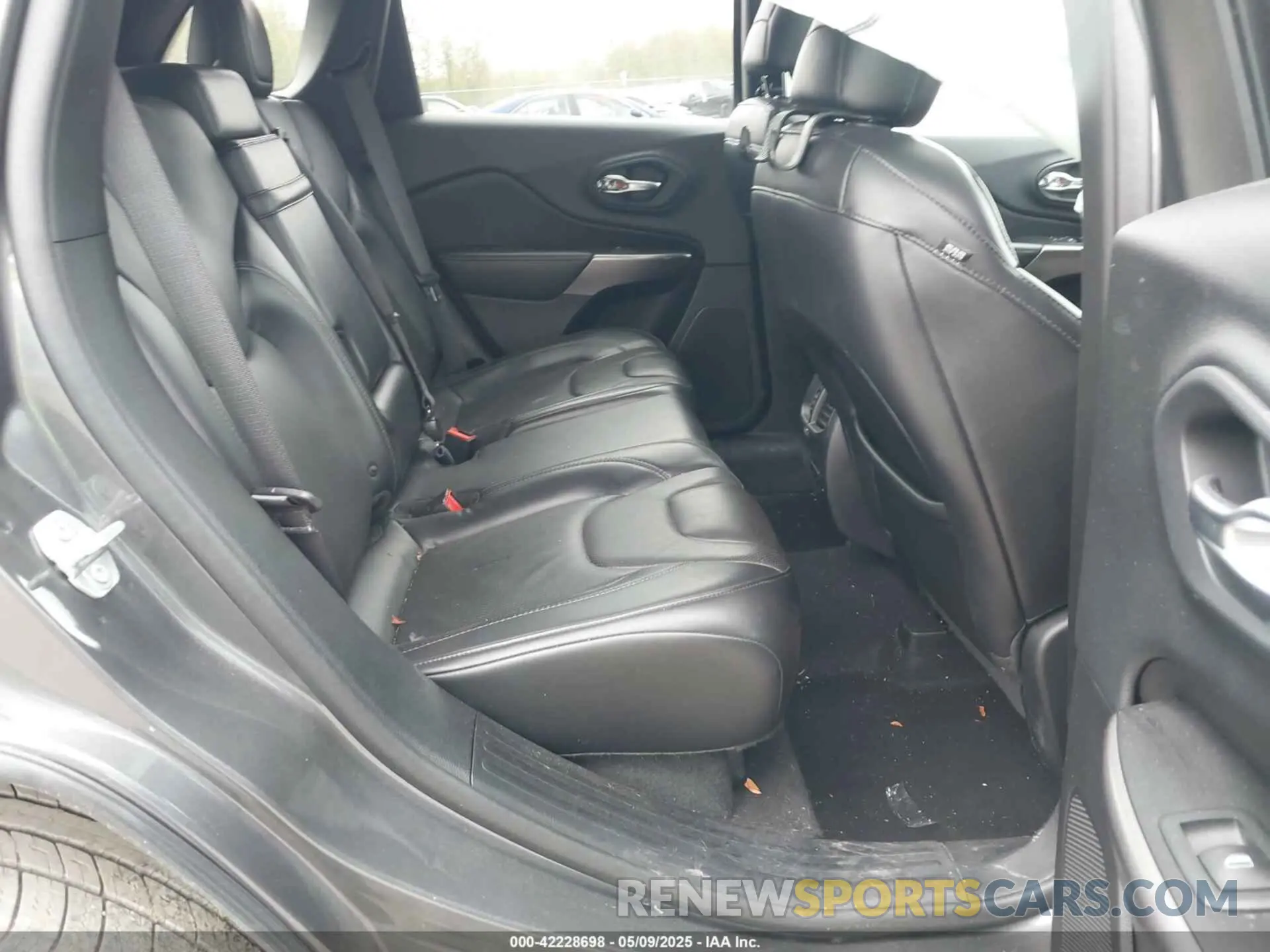 8 Photograph of a damaged car 1C4PJMDX1KD282994 JEEP CHEROKEE 2019