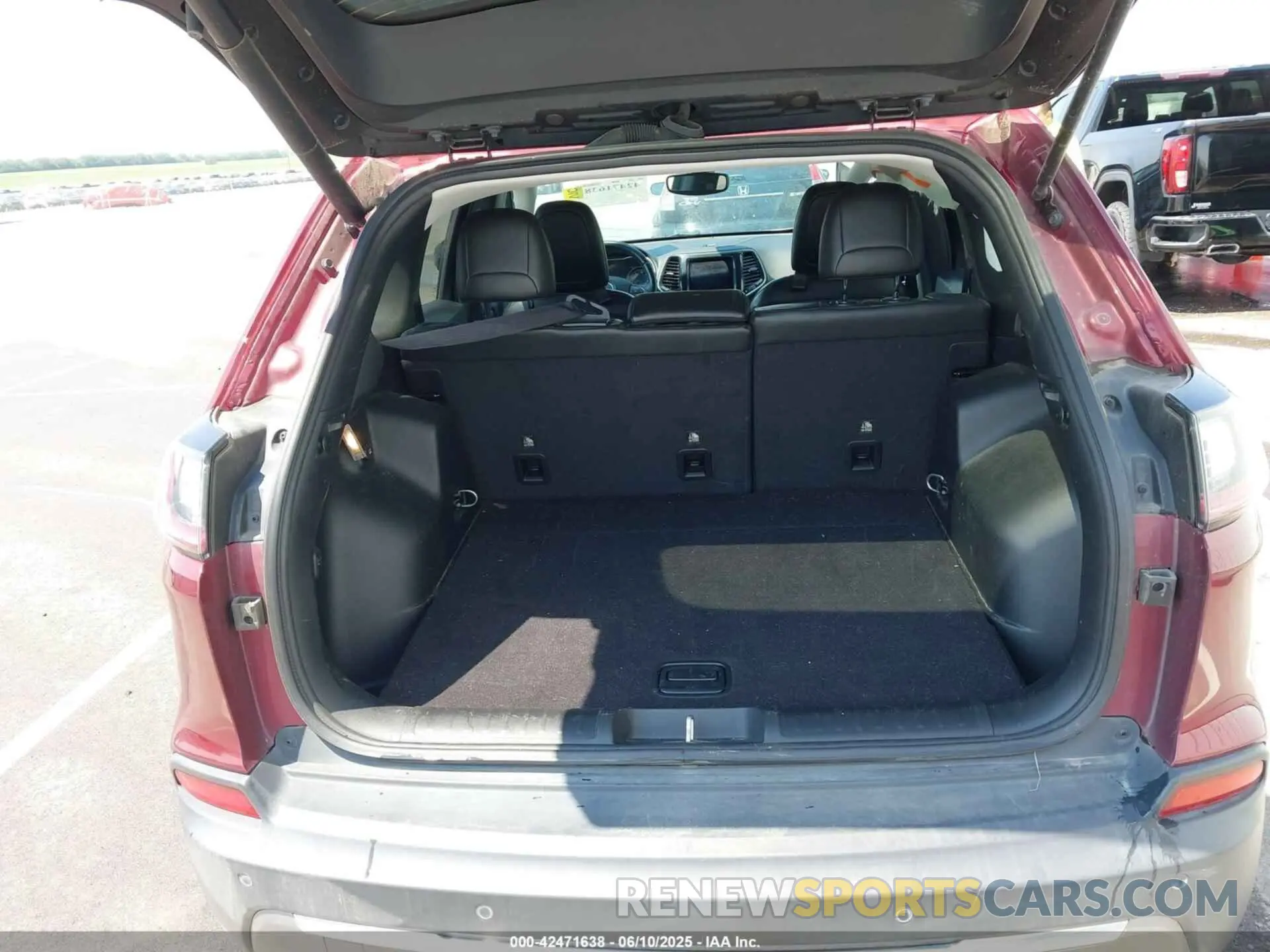 17 Photograph of a damaged car 1C4PJMDX1KD322345 JEEP CHEROKEE 2019