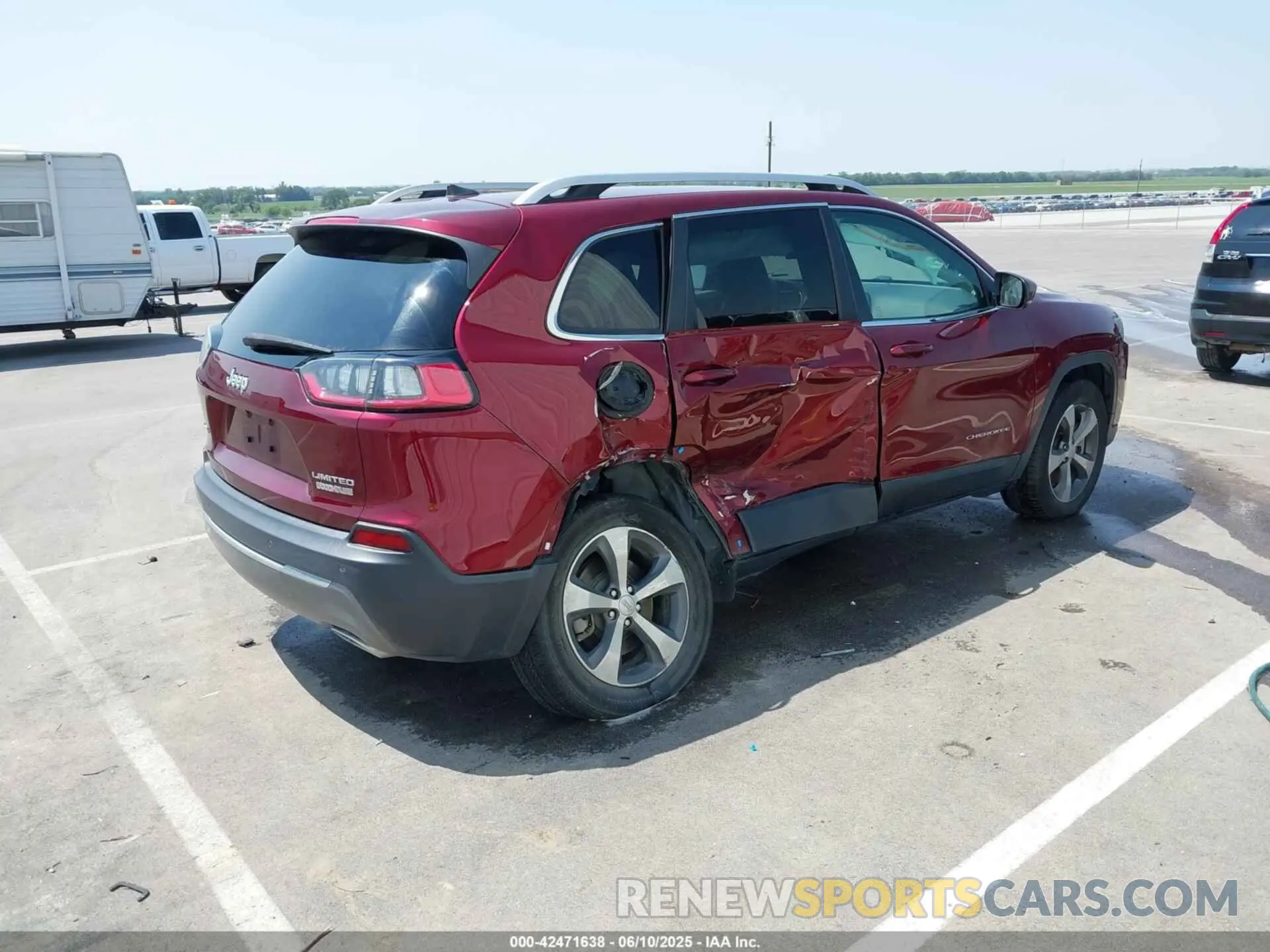 4 Photograph of a damaged car 1C4PJMDX1KD322345 JEEP CHEROKEE 2019