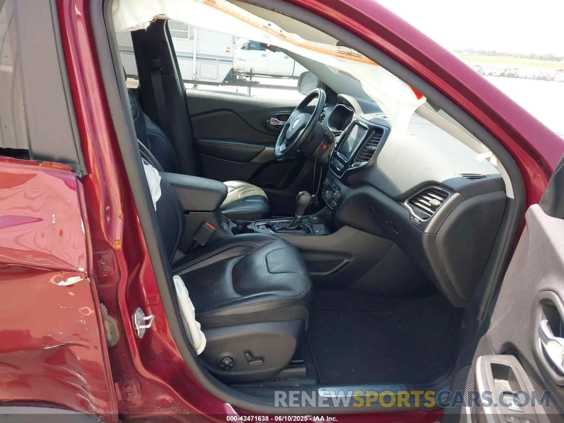 5 Photograph of a damaged car 1C4PJMDX1KD322345 JEEP CHEROKEE 2019