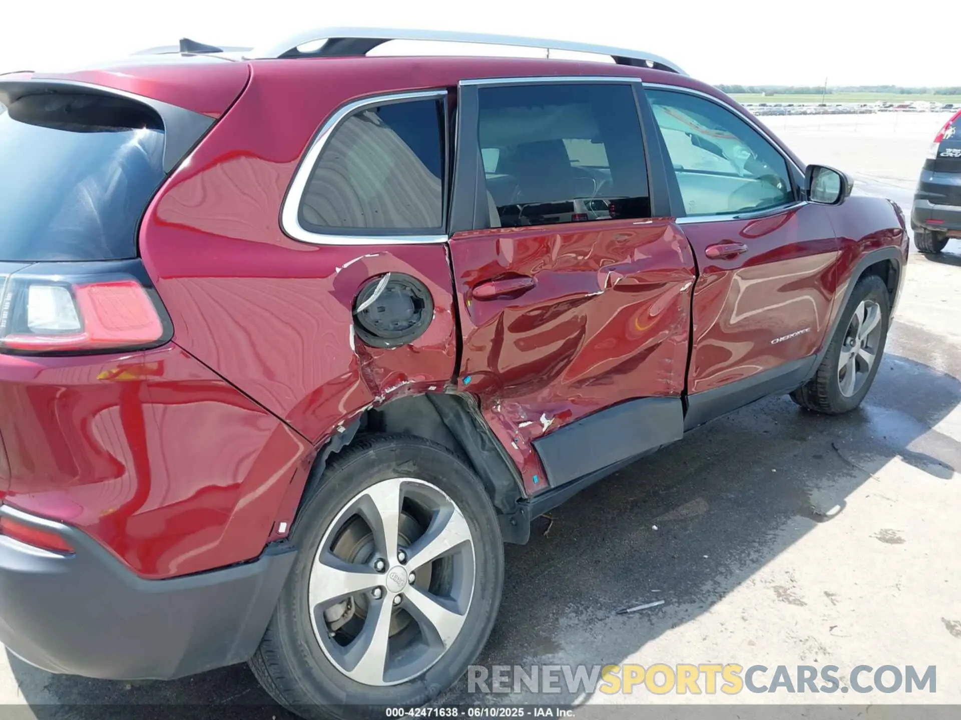 6 Photograph of a damaged car 1C4PJMDX1KD322345 JEEP CHEROKEE 2019