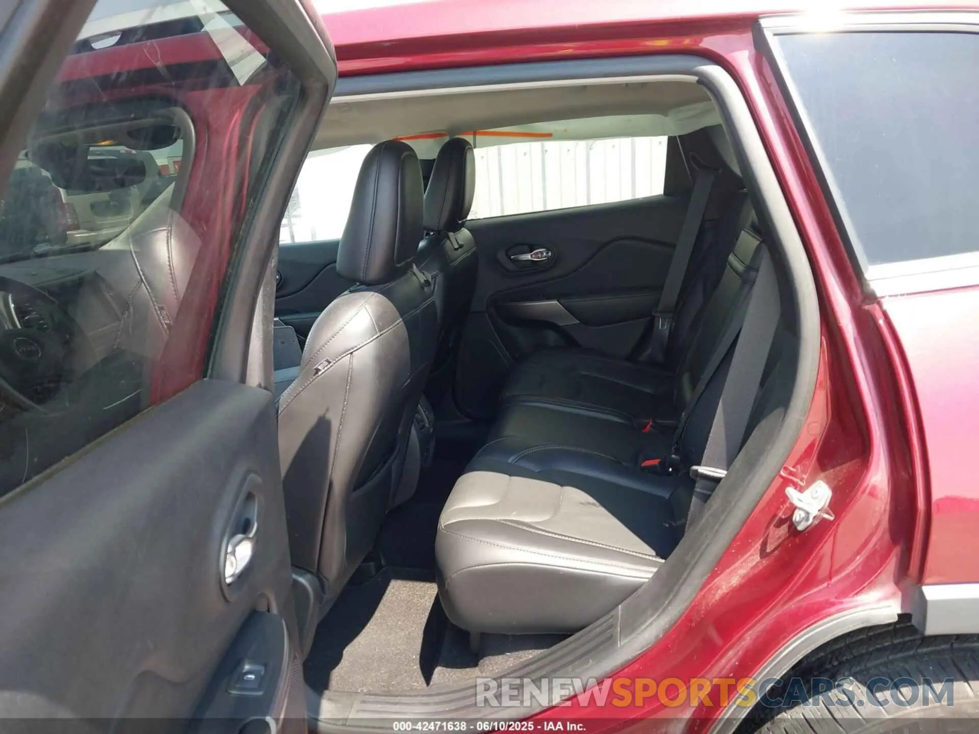 8 Photograph of a damaged car 1C4PJMDX1KD322345 JEEP CHEROKEE 2019