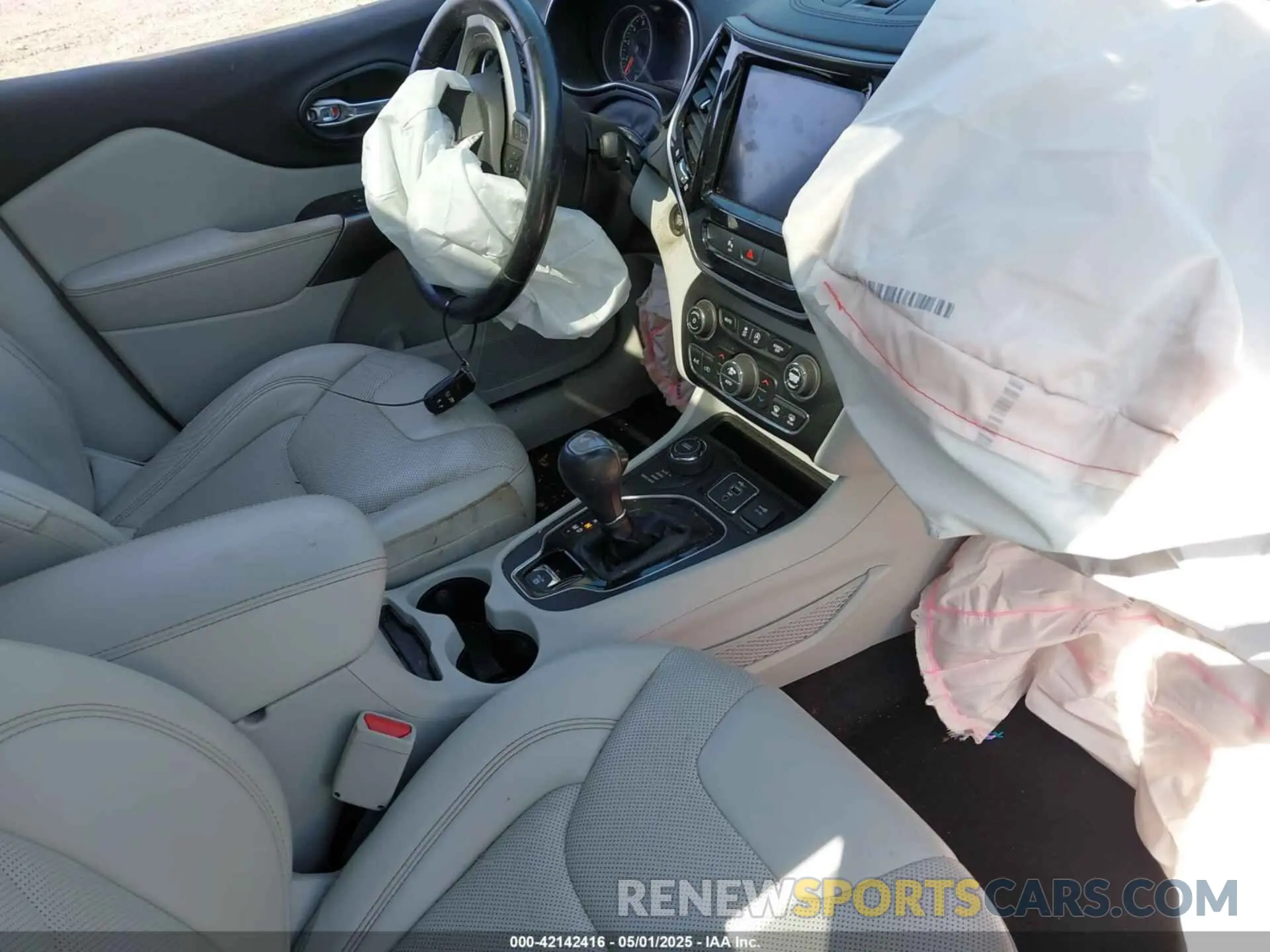 5 Photograph of a damaged car 1C4PJMDX1KD356852 JEEP CHEROKEE 2019