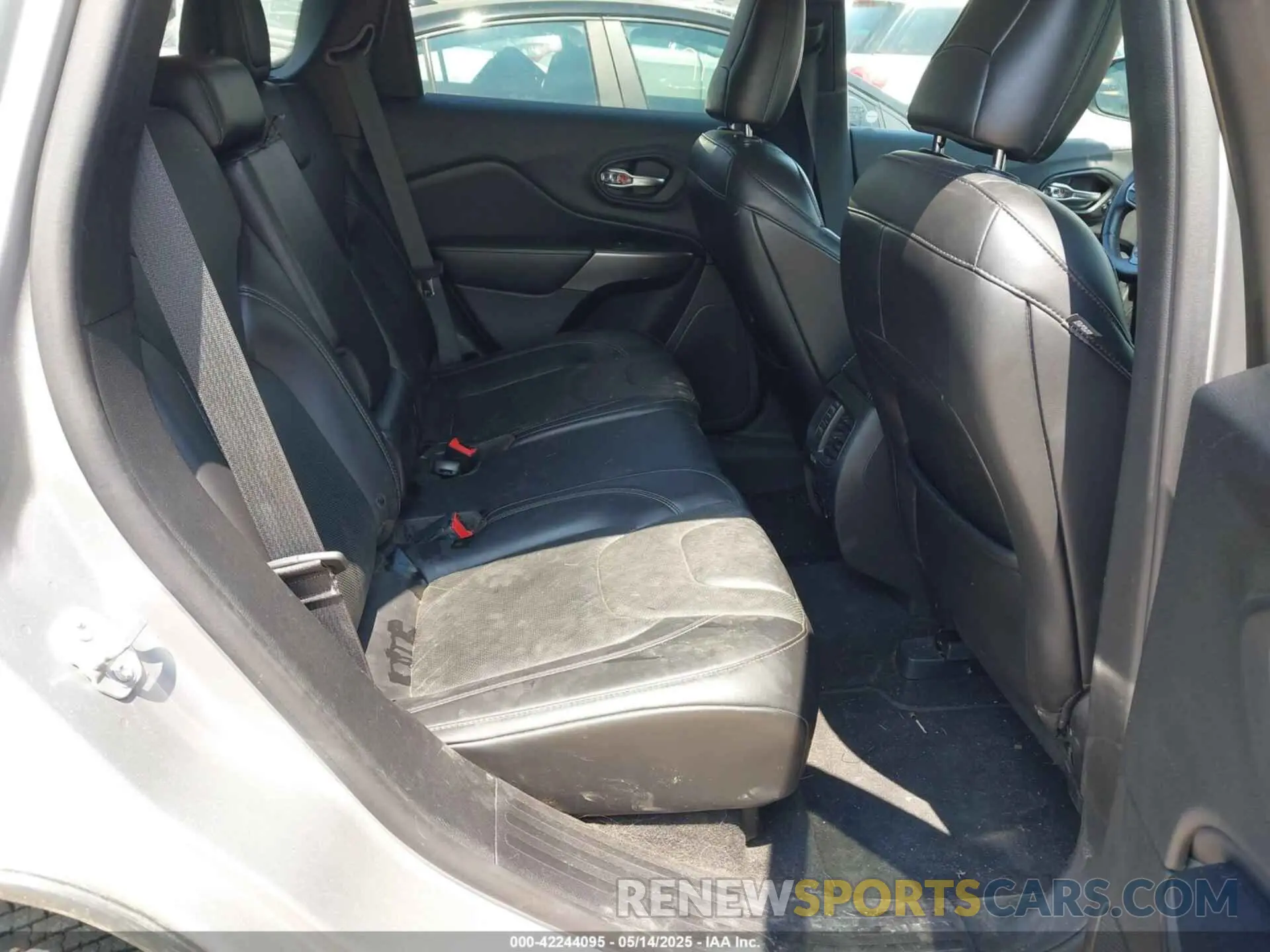 8 Photograph of a damaged car 1C4PJMDX1KD412448 JEEP CHEROKEE 2019