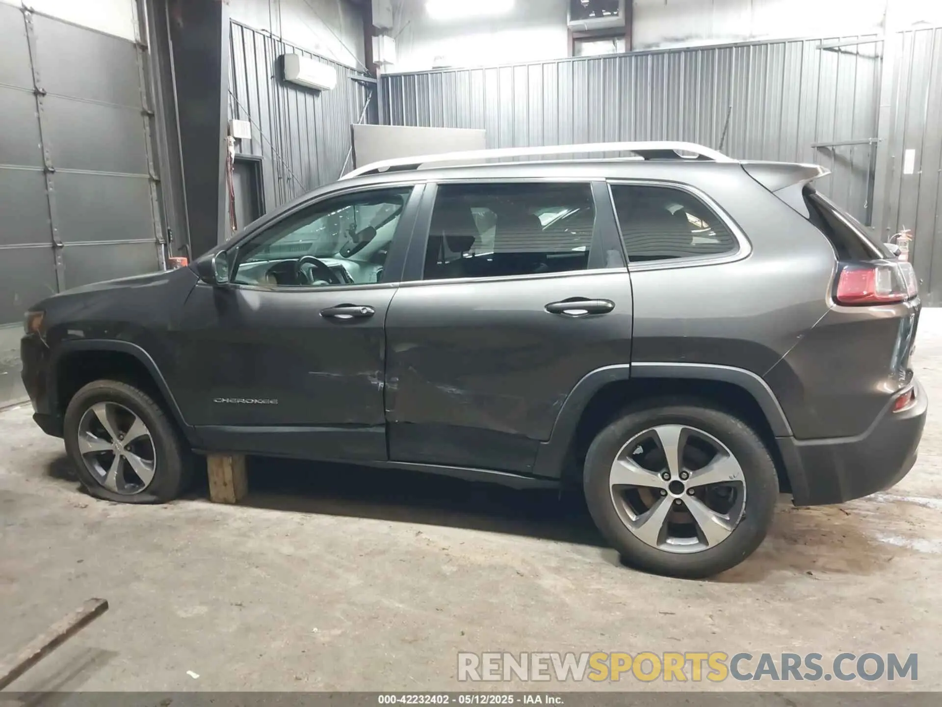 14 Photograph of a damaged car 1C4PJMDX1KD423465 JEEP CHEROKEE 2019