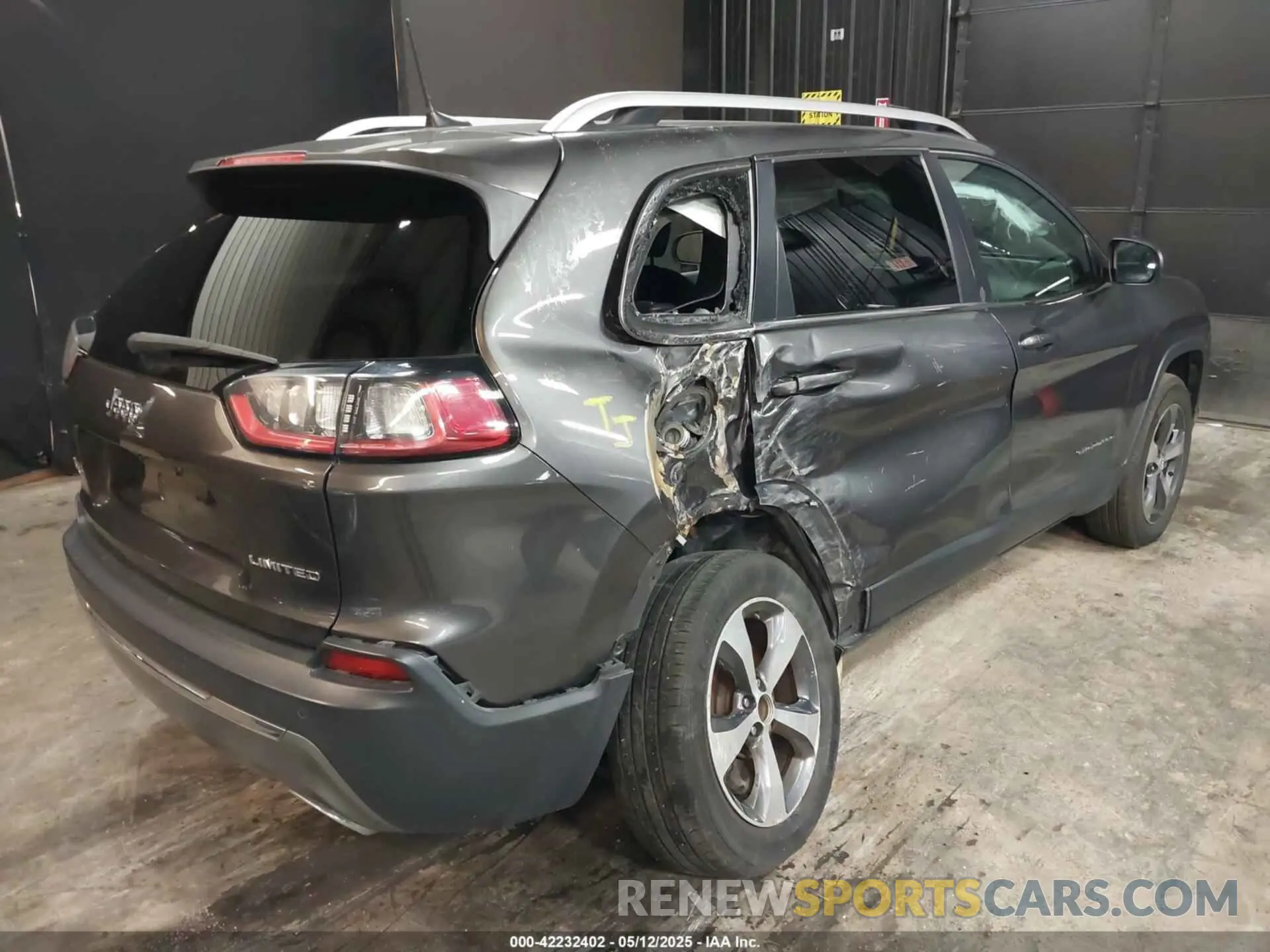4 Photograph of a damaged car 1C4PJMDX1KD423465 JEEP CHEROKEE 2019