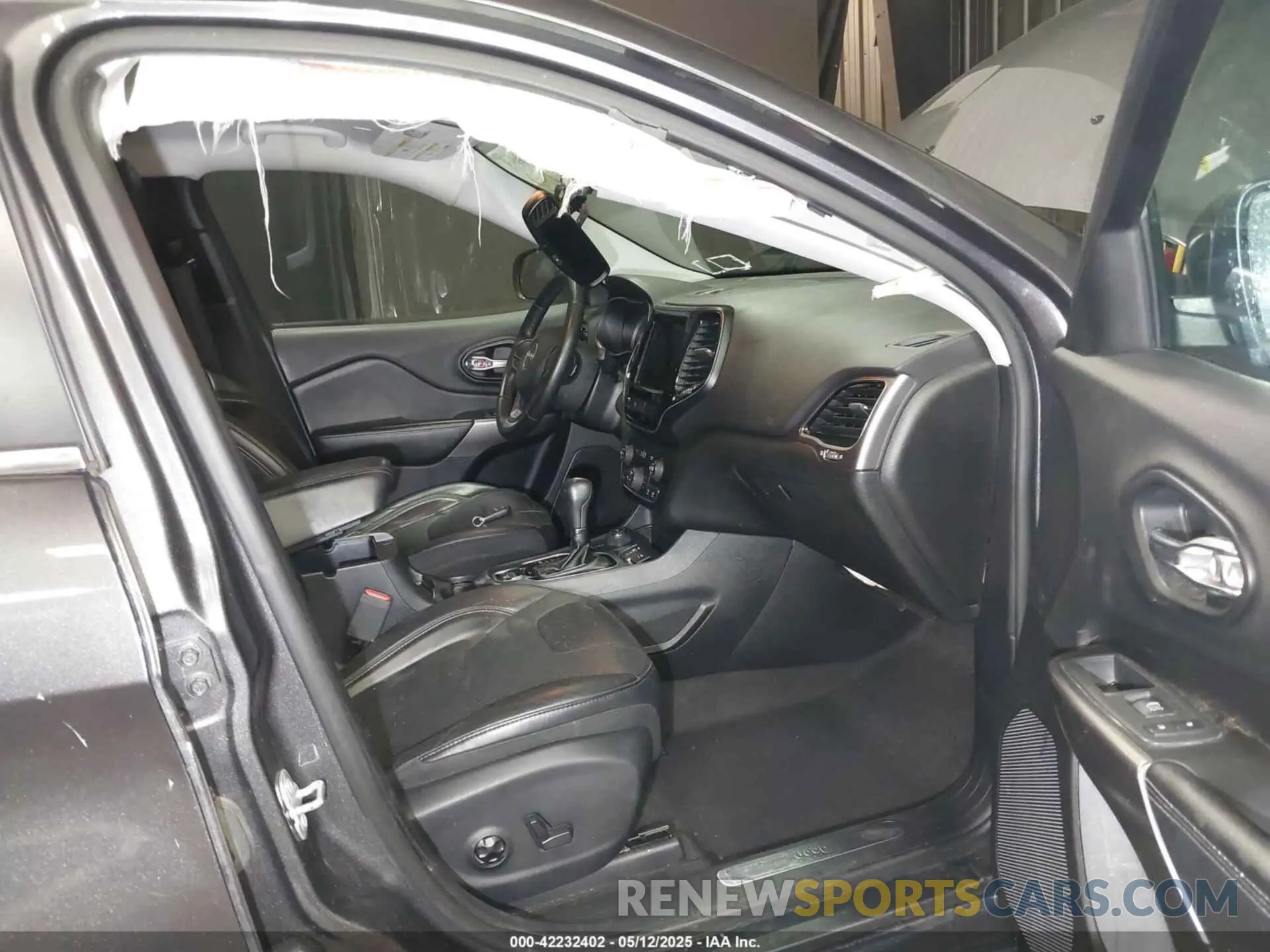 5 Photograph of a damaged car 1C4PJMDX1KD423465 JEEP CHEROKEE 2019
