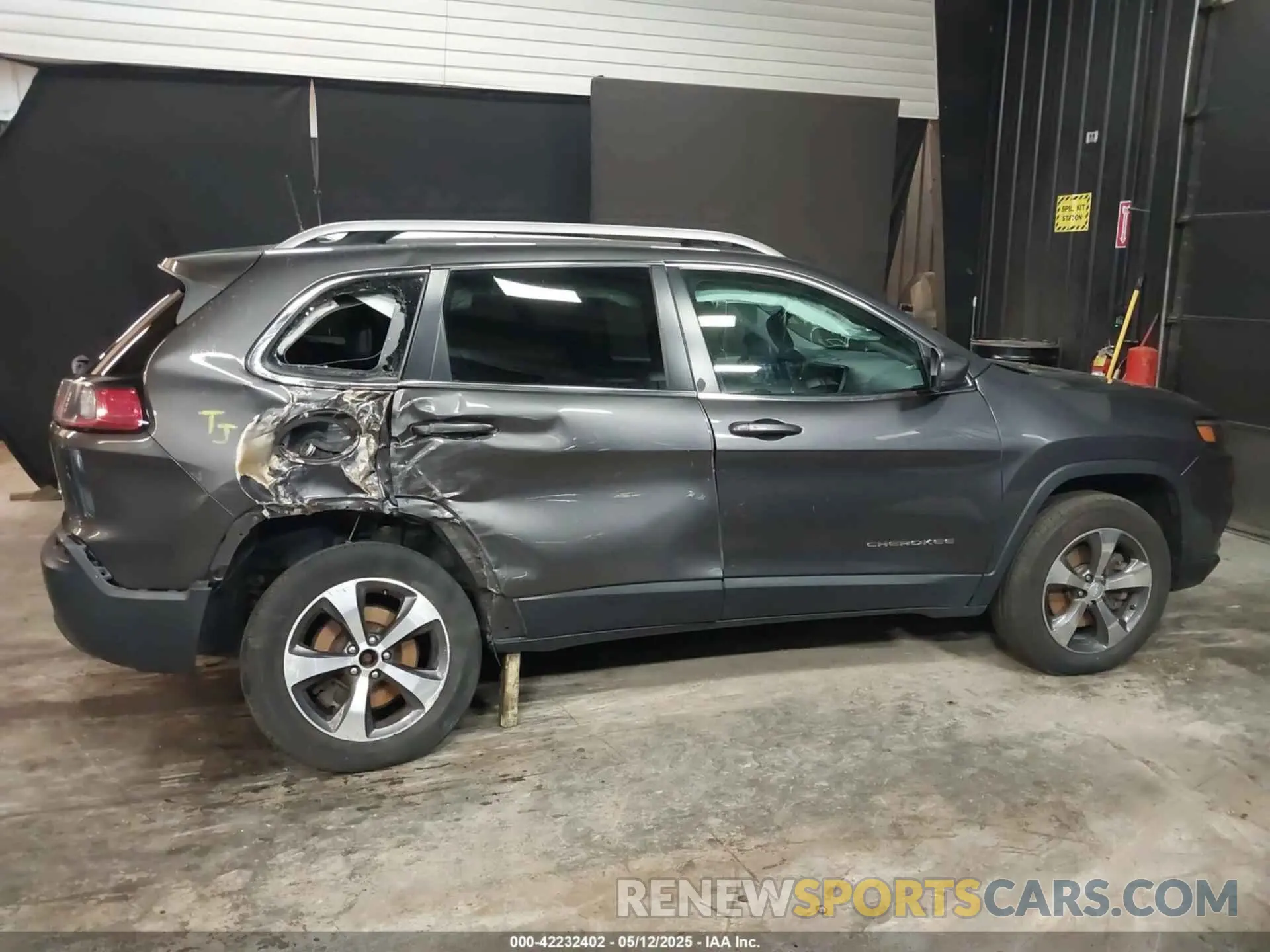 6 Photograph of a damaged car 1C4PJMDX1KD423465 JEEP CHEROKEE 2019