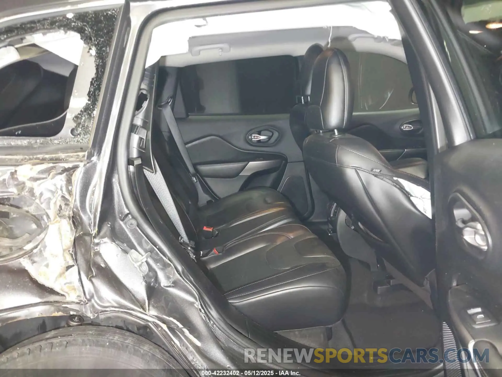 8 Photograph of a damaged car 1C4PJMDX1KD423465 JEEP CHEROKEE 2019
