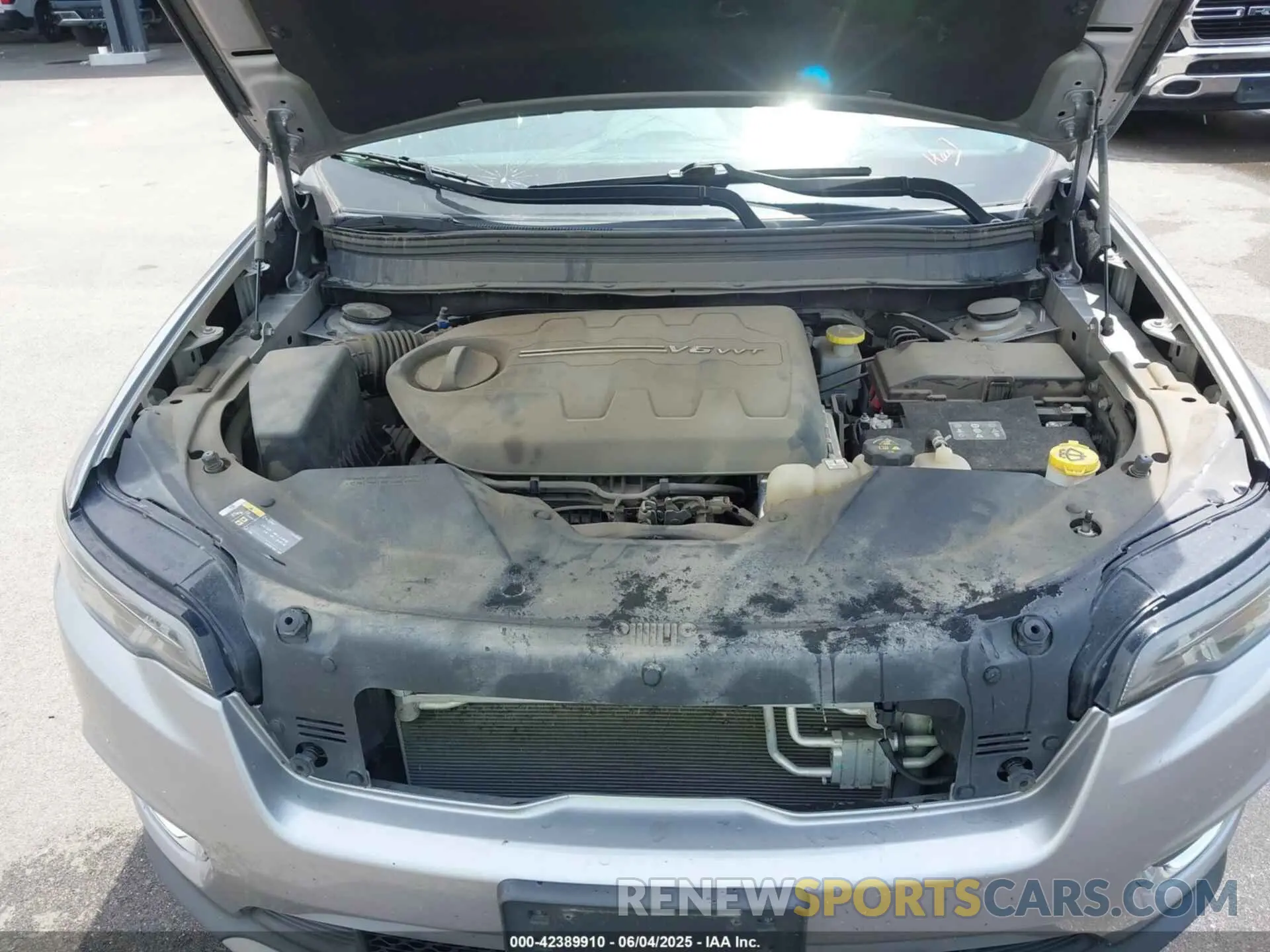 10 Photograph of a damaged car 1C4PJMDX1KD437169 JEEP CHEROKEE 2019