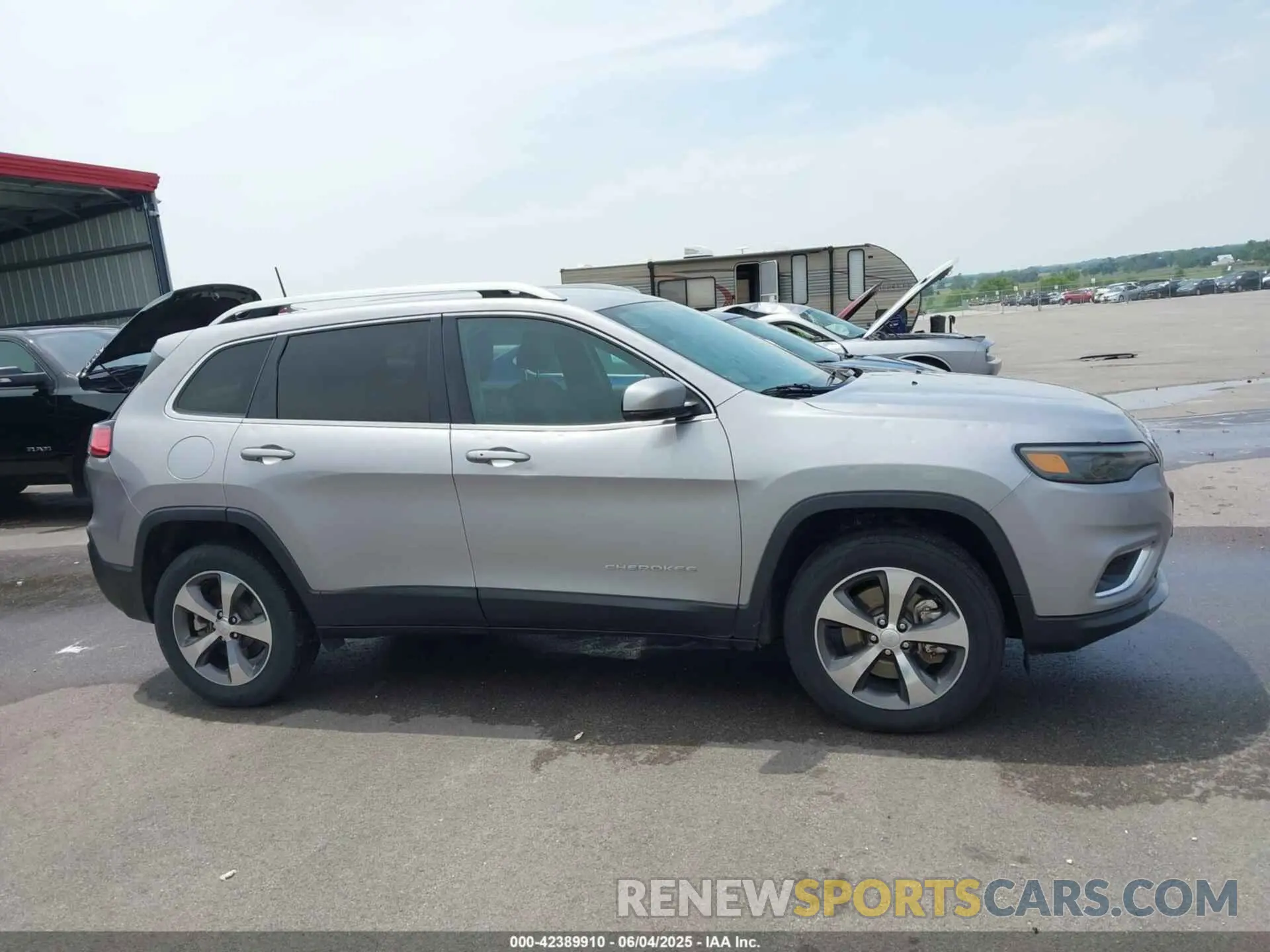 13 Photograph of a damaged car 1C4PJMDX1KD437169 JEEP CHEROKEE 2019