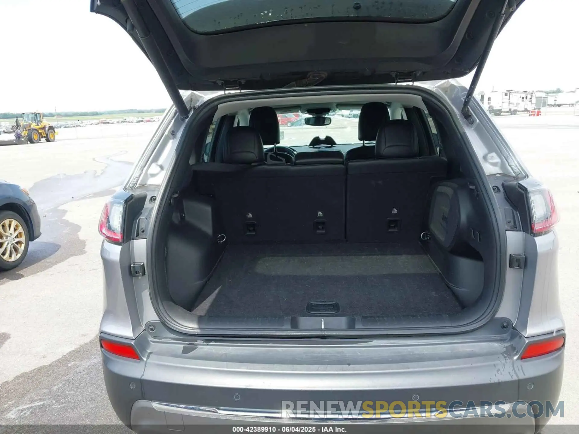 17 Photograph of a damaged car 1C4PJMDX1KD437169 JEEP CHEROKEE 2019