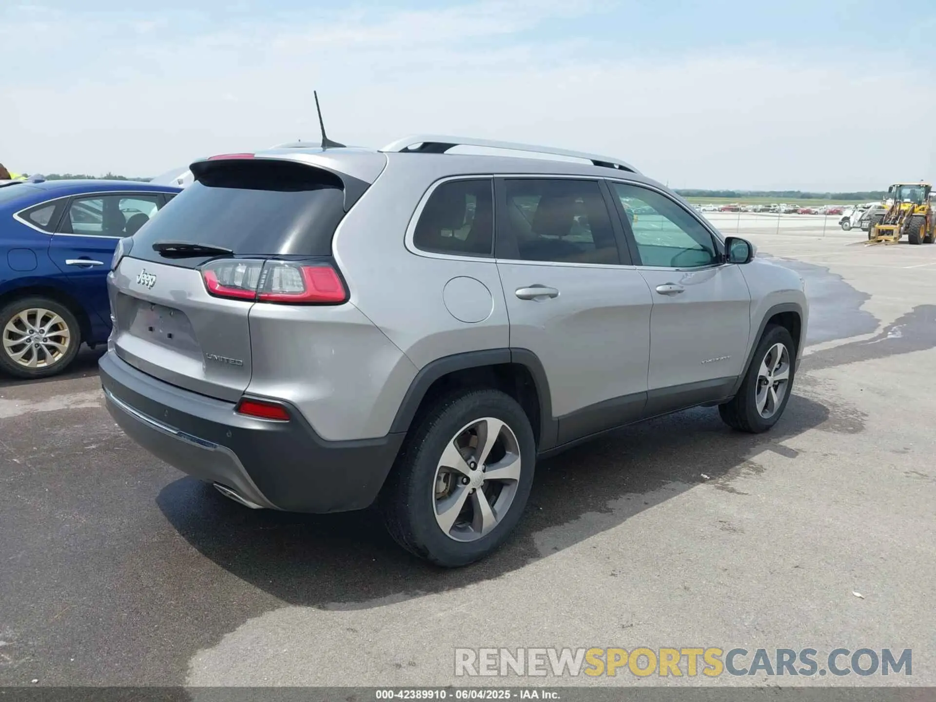 4 Photograph of a damaged car 1C4PJMDX1KD437169 JEEP CHEROKEE 2019