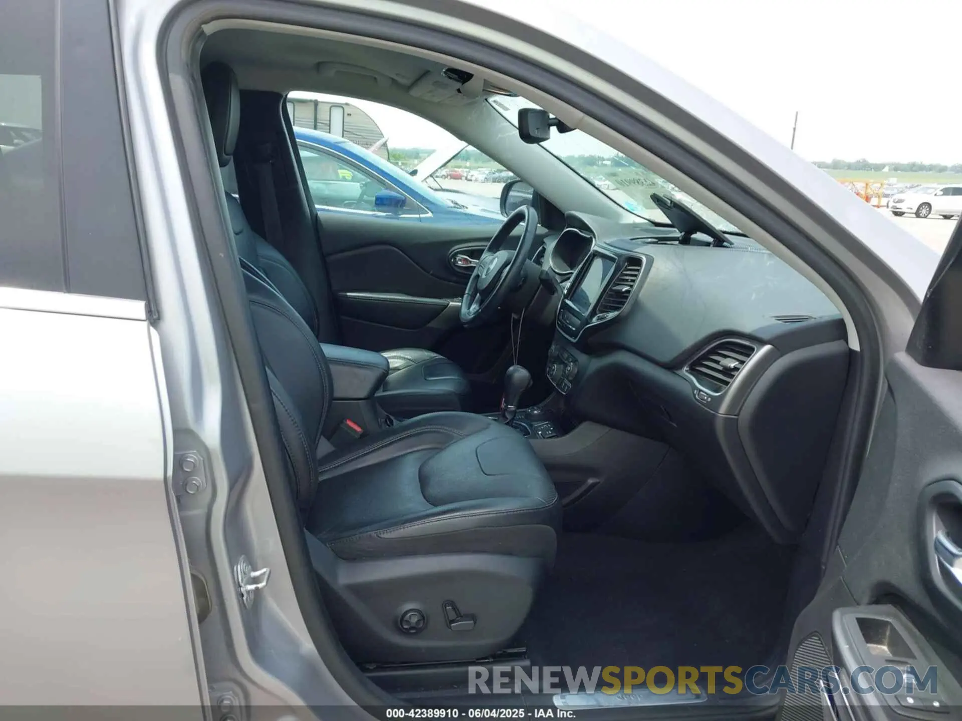 5 Photograph of a damaged car 1C4PJMDX1KD437169 JEEP CHEROKEE 2019