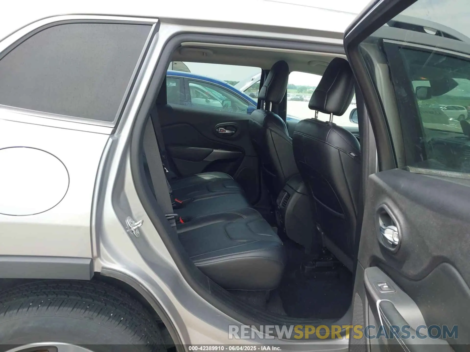 8 Photograph of a damaged car 1C4PJMDX1KD437169 JEEP CHEROKEE 2019