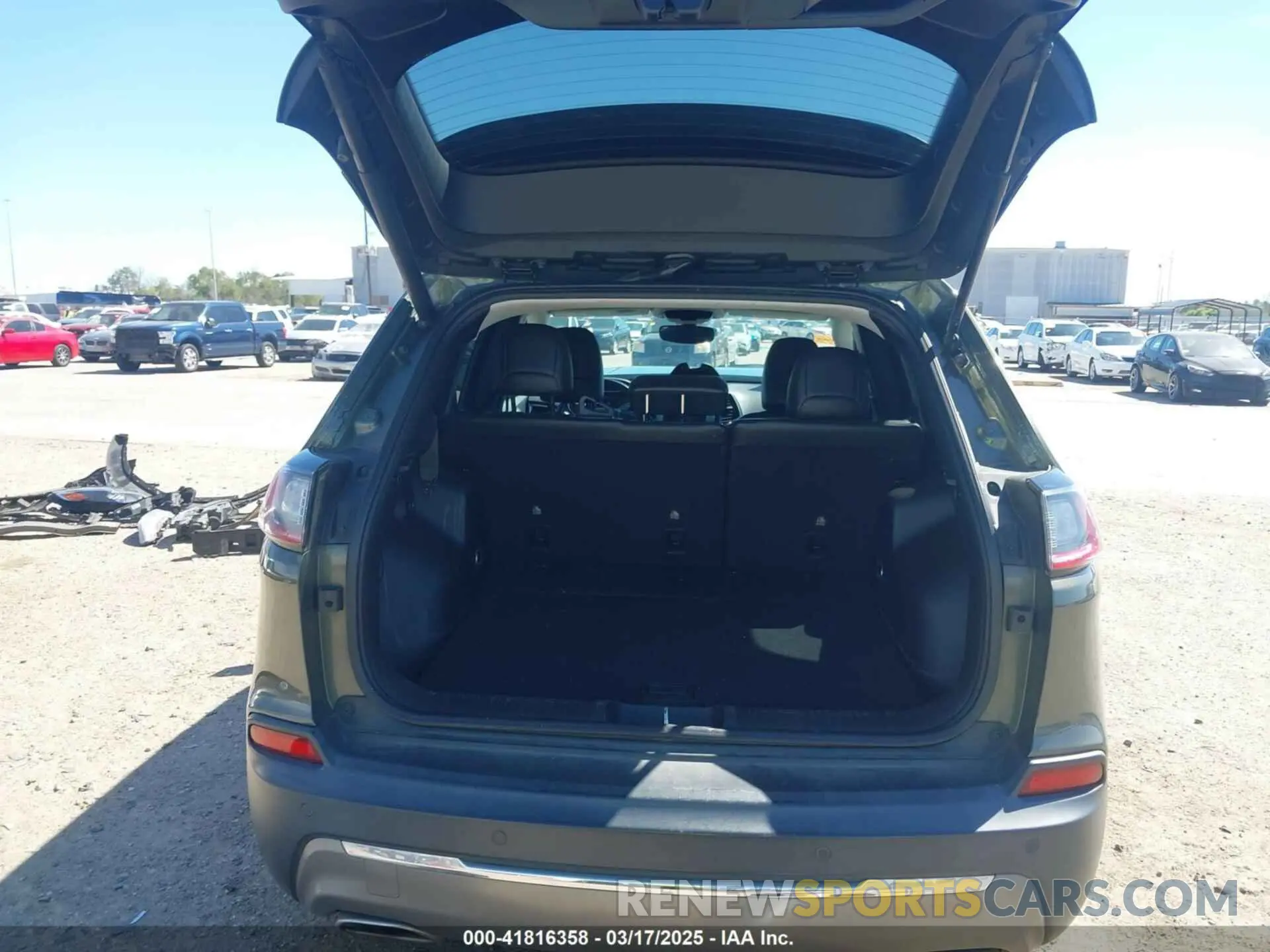 18 Photograph of a damaged car 1C4PJMDX2KD225218 JEEP CHEROKEE 2019