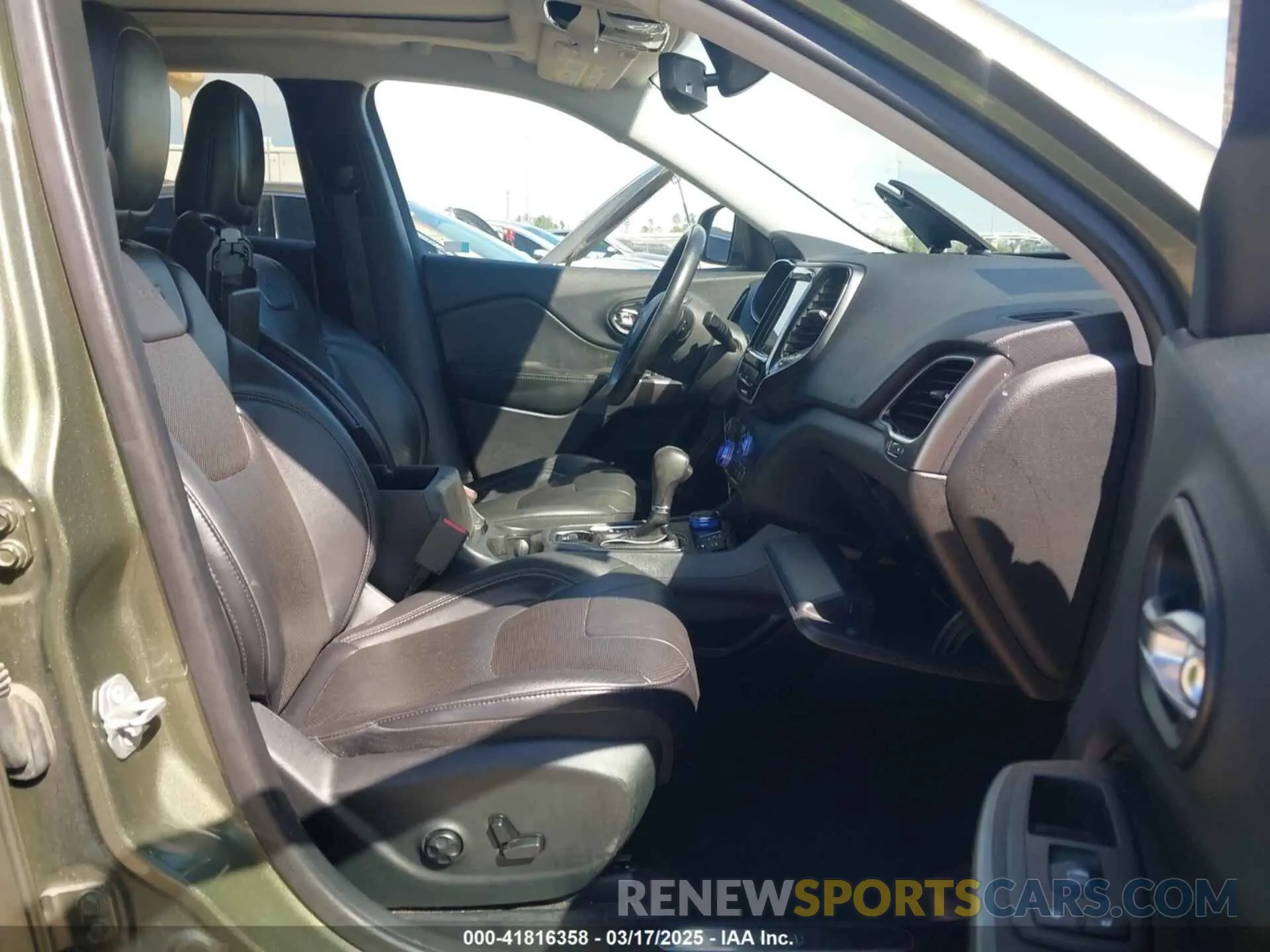 5 Photograph of a damaged car 1C4PJMDX2KD225218 JEEP CHEROKEE 2019