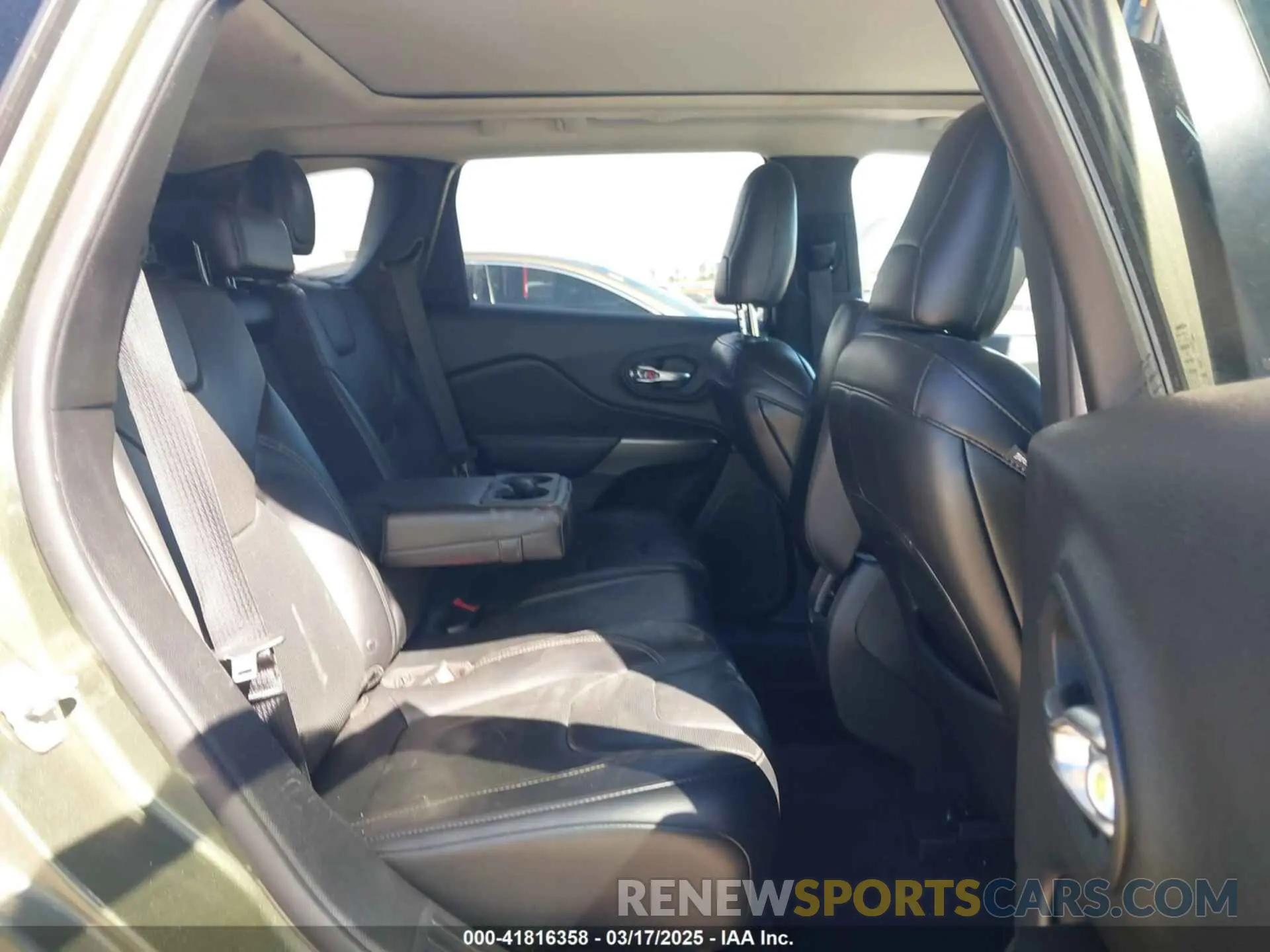 8 Photograph of a damaged car 1C4PJMDX2KD225218 JEEP CHEROKEE 2019