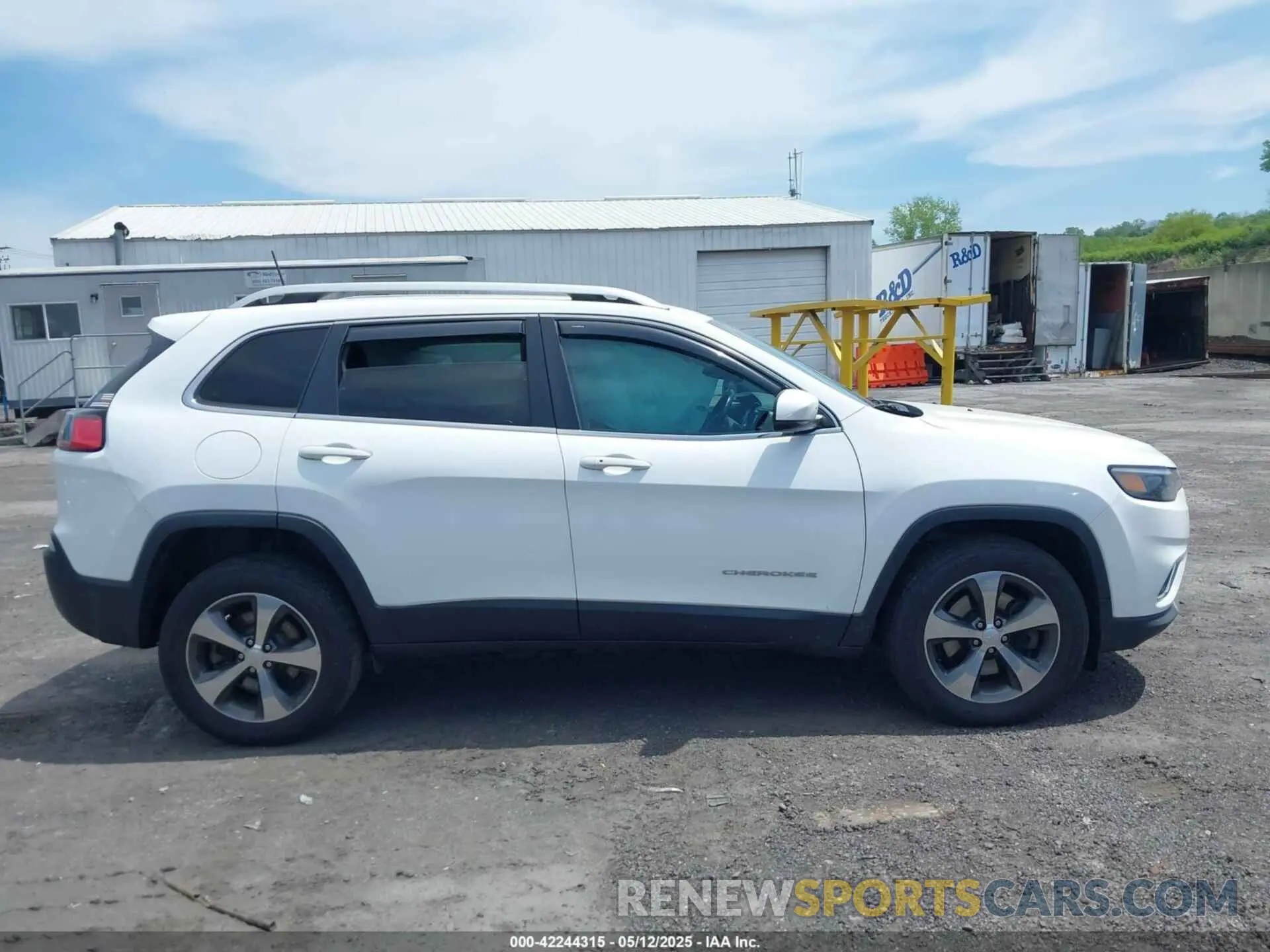 13 Photograph of a damaged car 1C4PJMDX2KD239071 JEEP CHEROKEE 2019