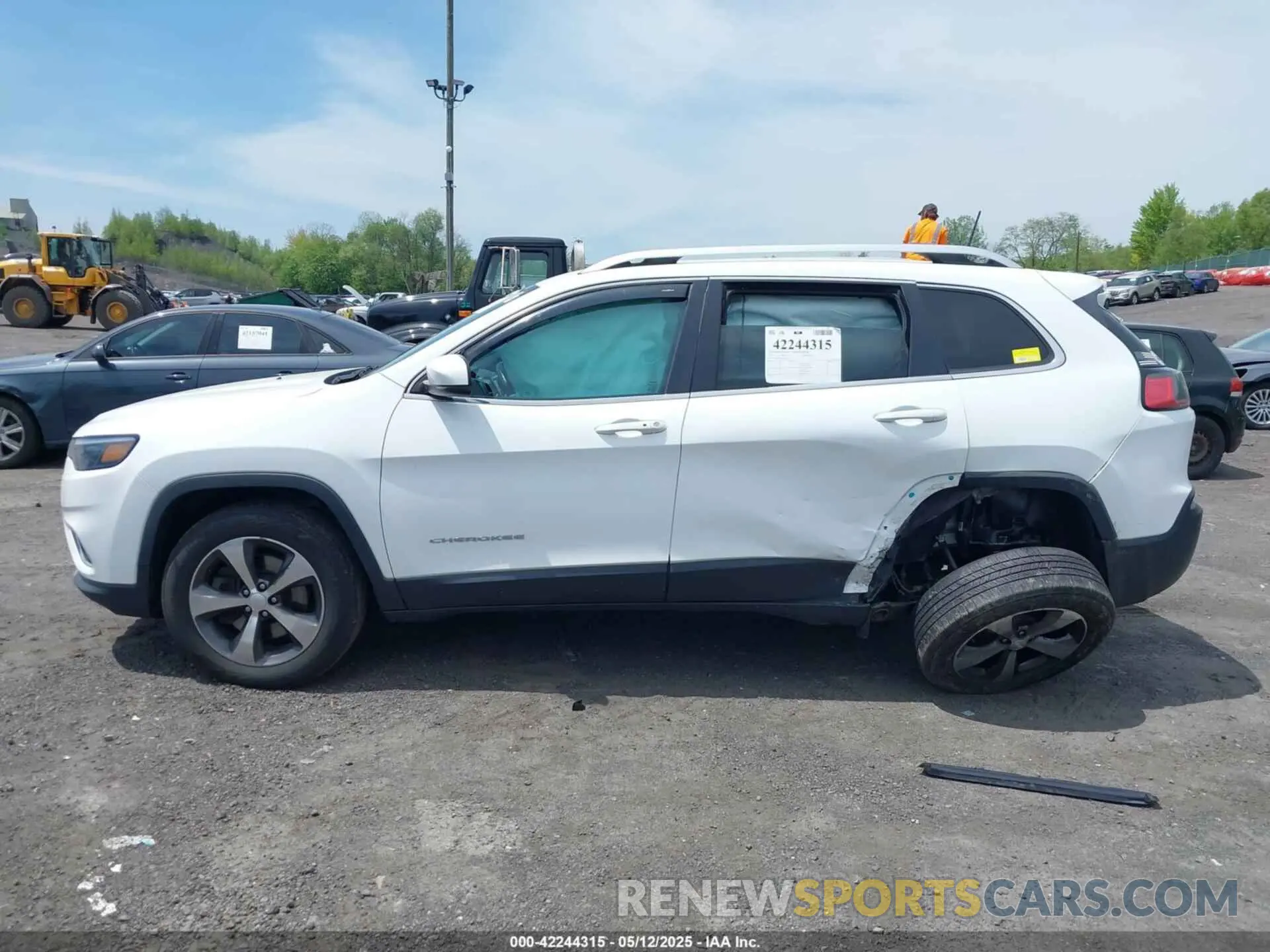 14 Photograph of a damaged car 1C4PJMDX2KD239071 JEEP CHEROKEE 2019