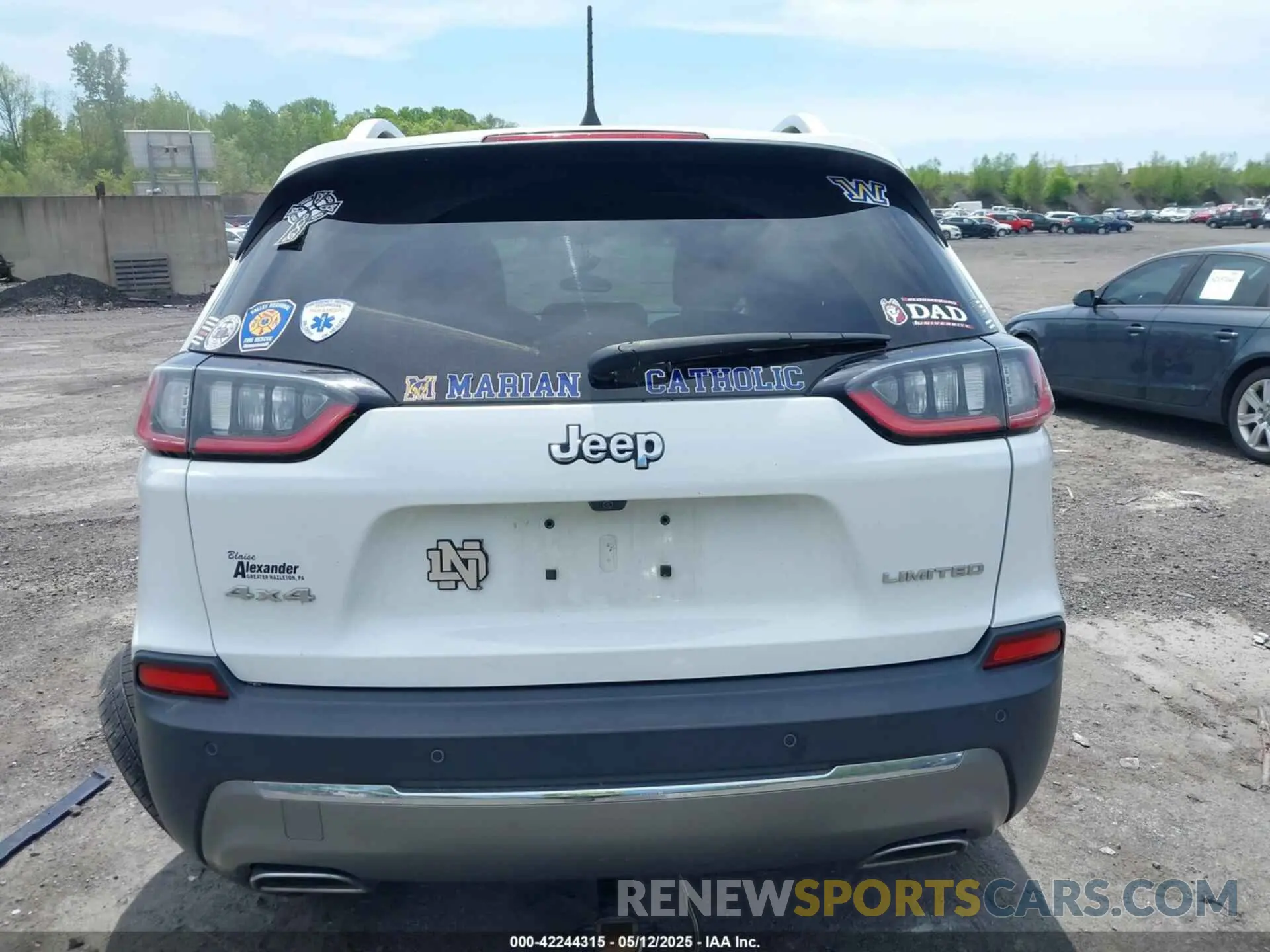 16 Photograph of a damaged car 1C4PJMDX2KD239071 JEEP CHEROKEE 2019