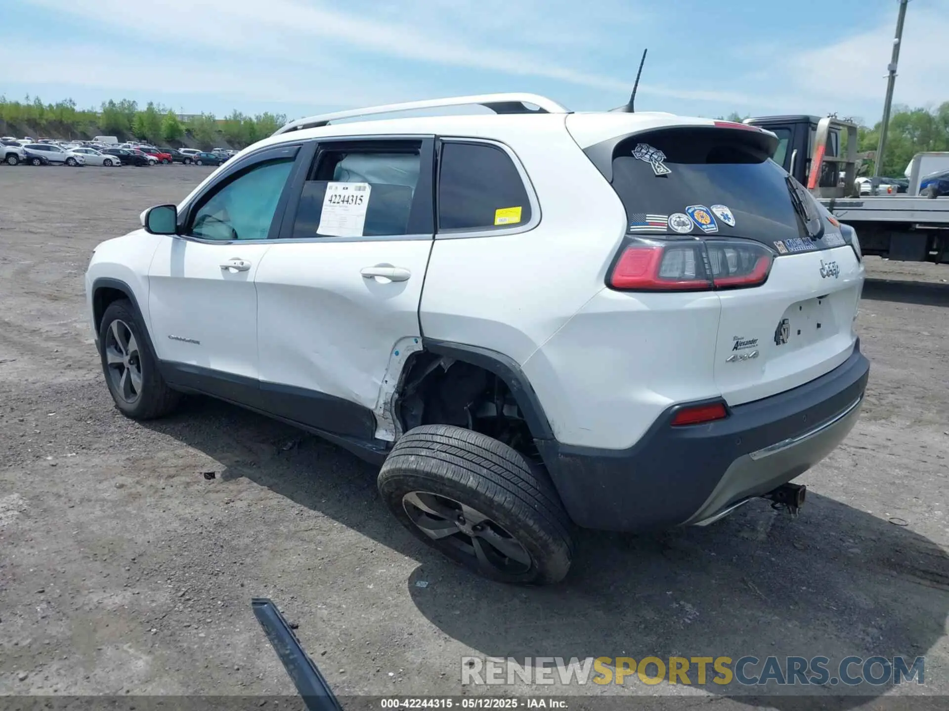 3 Photograph of a damaged car 1C4PJMDX2KD239071 JEEP CHEROKEE 2019