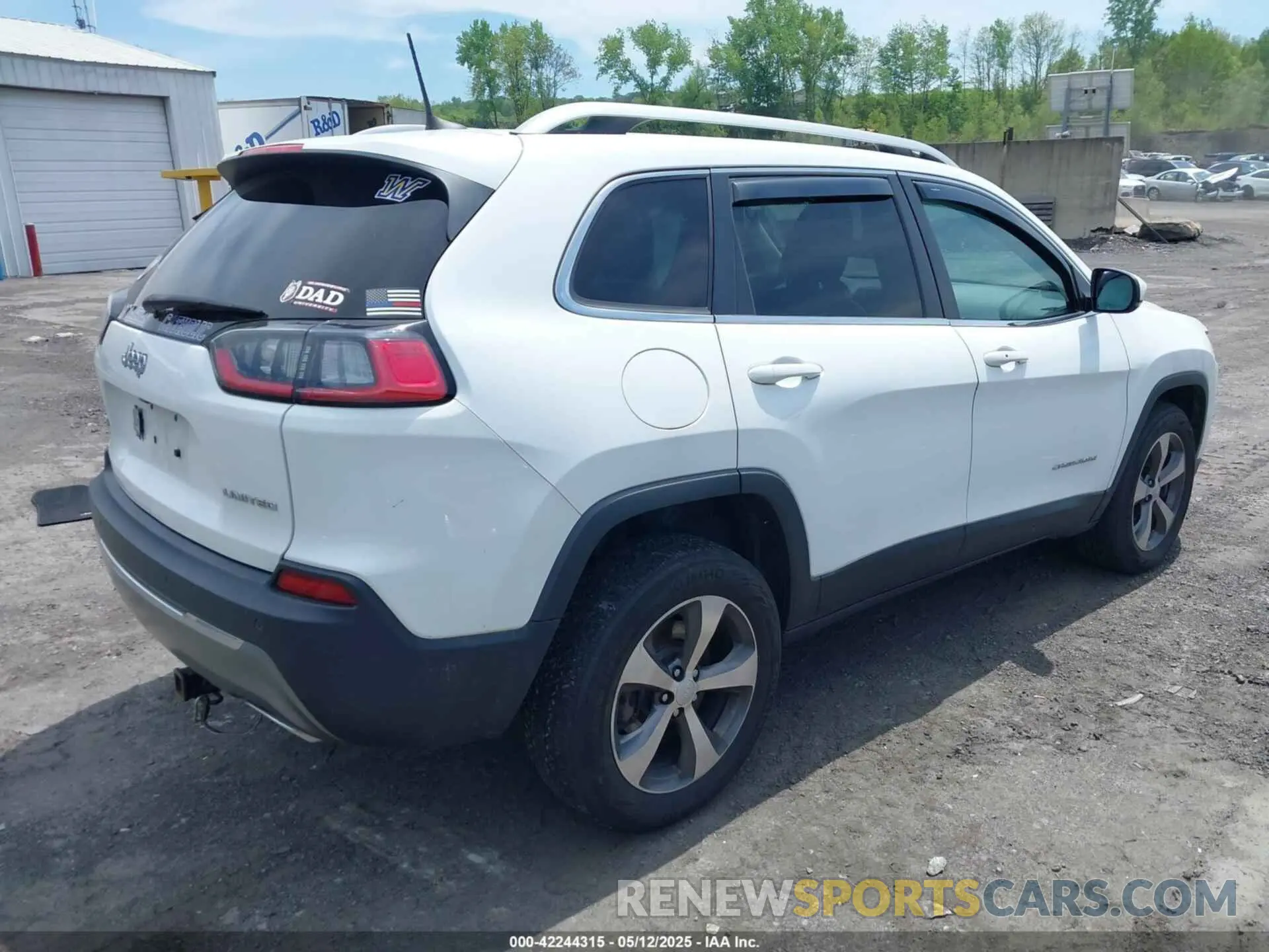 4 Photograph of a damaged car 1C4PJMDX2KD239071 JEEP CHEROKEE 2019
