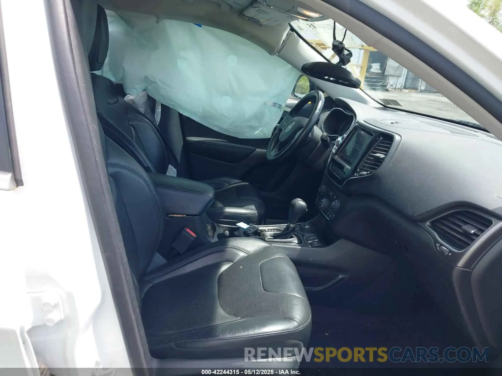 5 Photograph of a damaged car 1C4PJMDX2KD239071 JEEP CHEROKEE 2019
