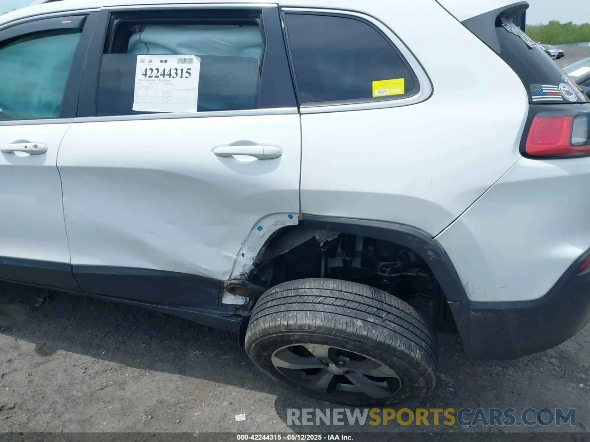 6 Photograph of a damaged car 1C4PJMDX2KD239071 JEEP CHEROKEE 2019