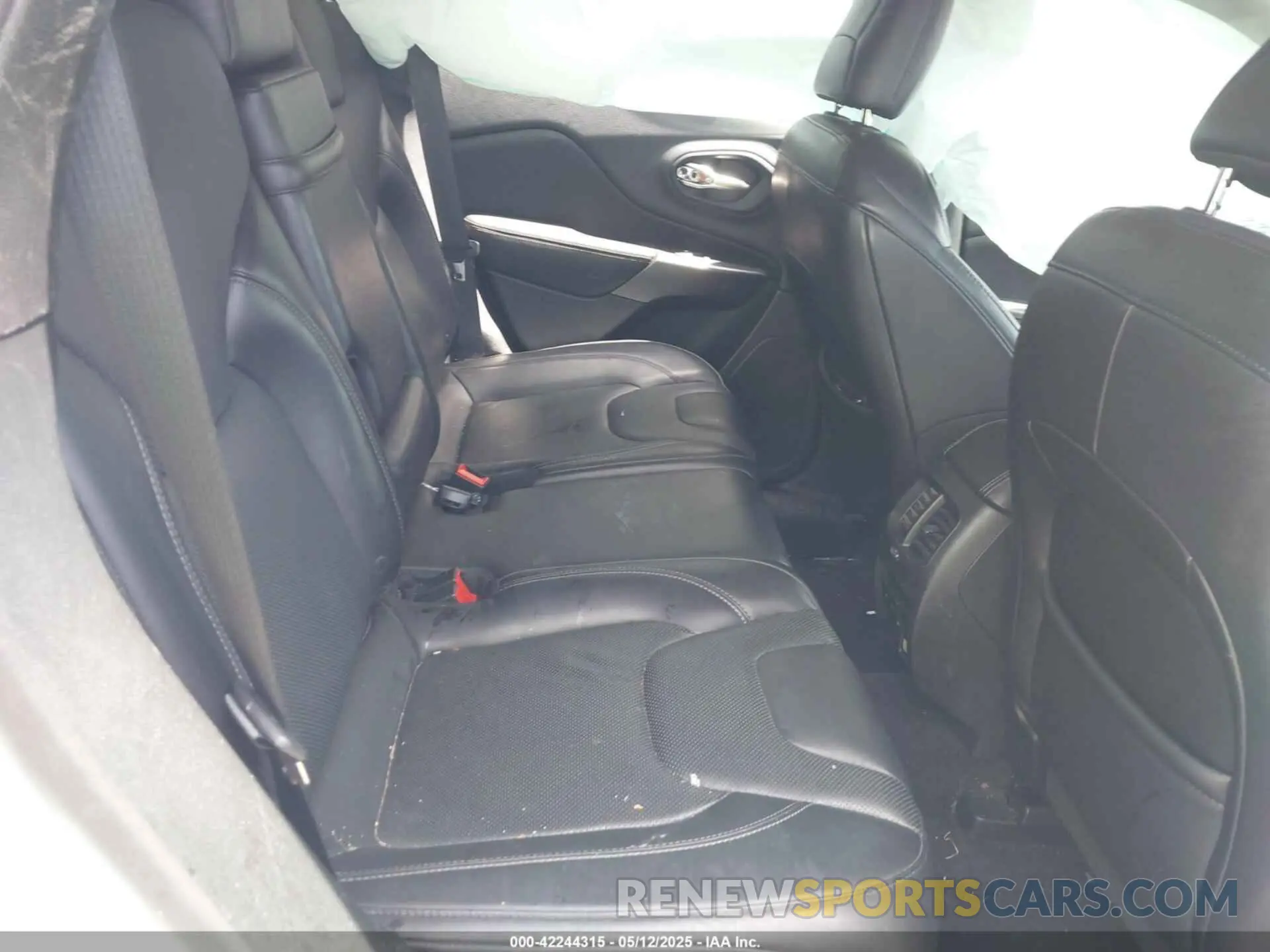 8 Photograph of a damaged car 1C4PJMDX2KD239071 JEEP CHEROKEE 2019