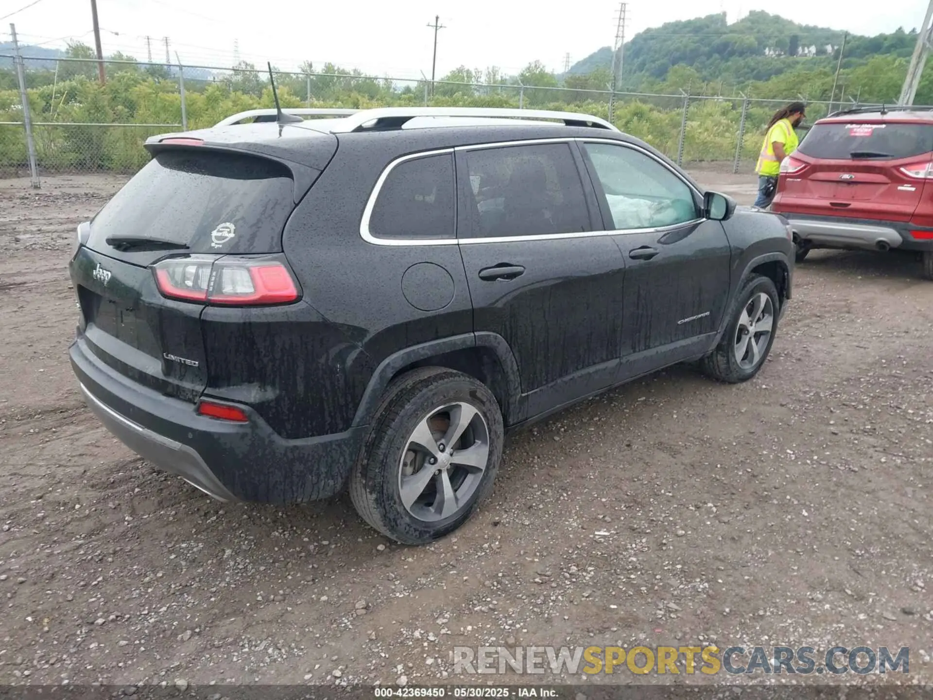 4 Photograph of a damaged car 1C4PJMDX2KD267646 JEEP CHEROKEE 2019