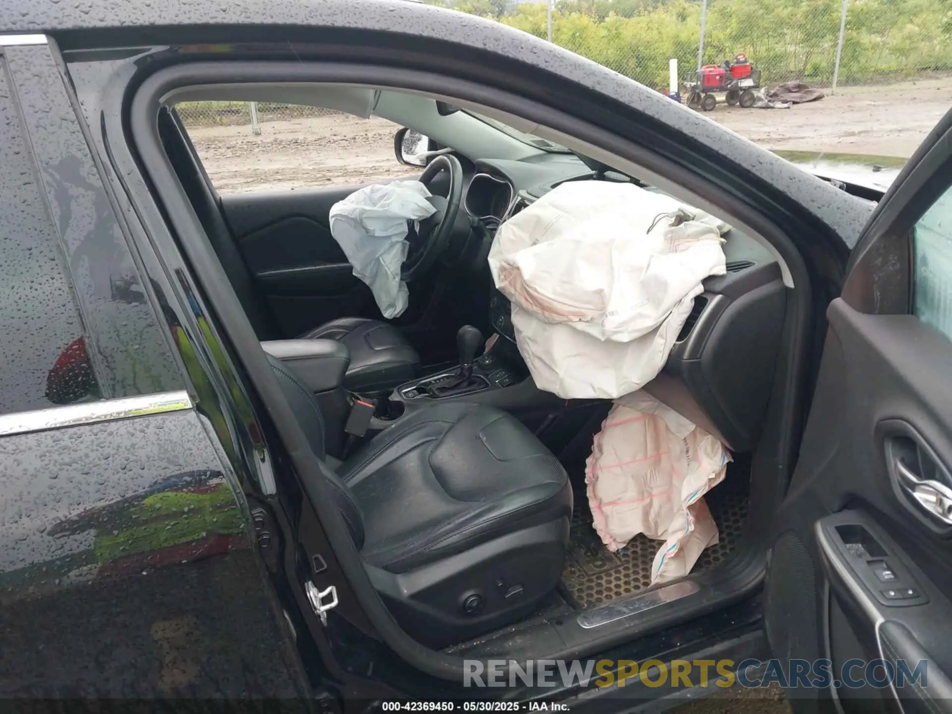 5 Photograph of a damaged car 1C4PJMDX2KD267646 JEEP CHEROKEE 2019