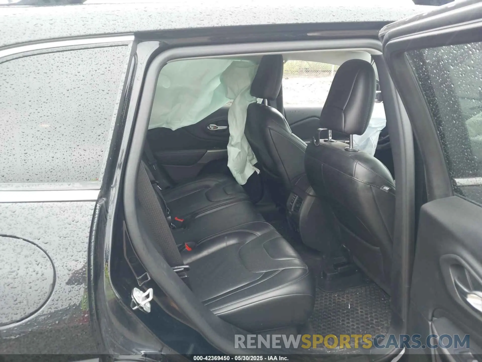 8 Photograph of a damaged car 1C4PJMDX2KD267646 JEEP CHEROKEE 2019