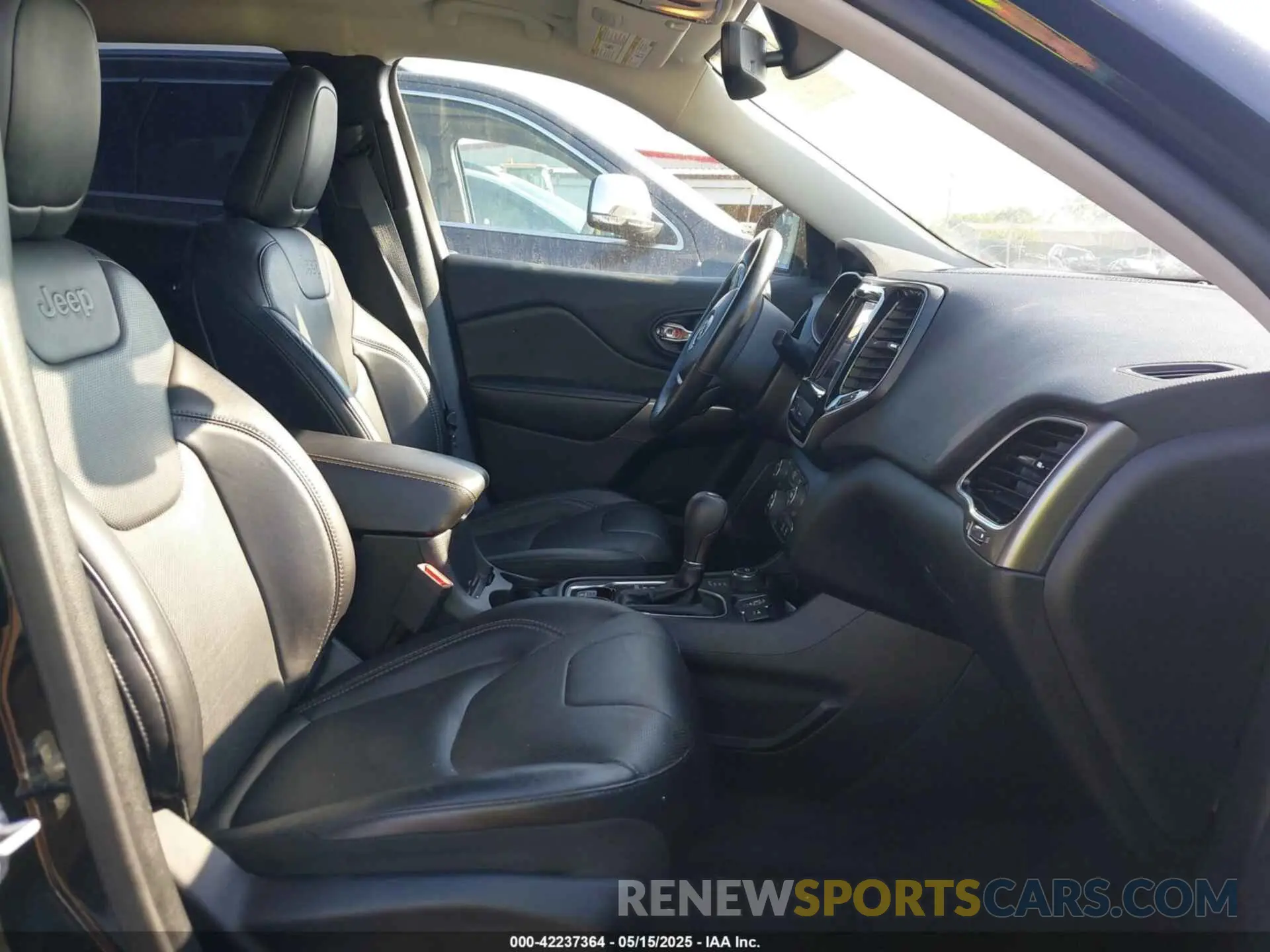 5 Photograph of a damaged car 1C4PJMDX2KD281255 JEEP CHEROKEE 2019