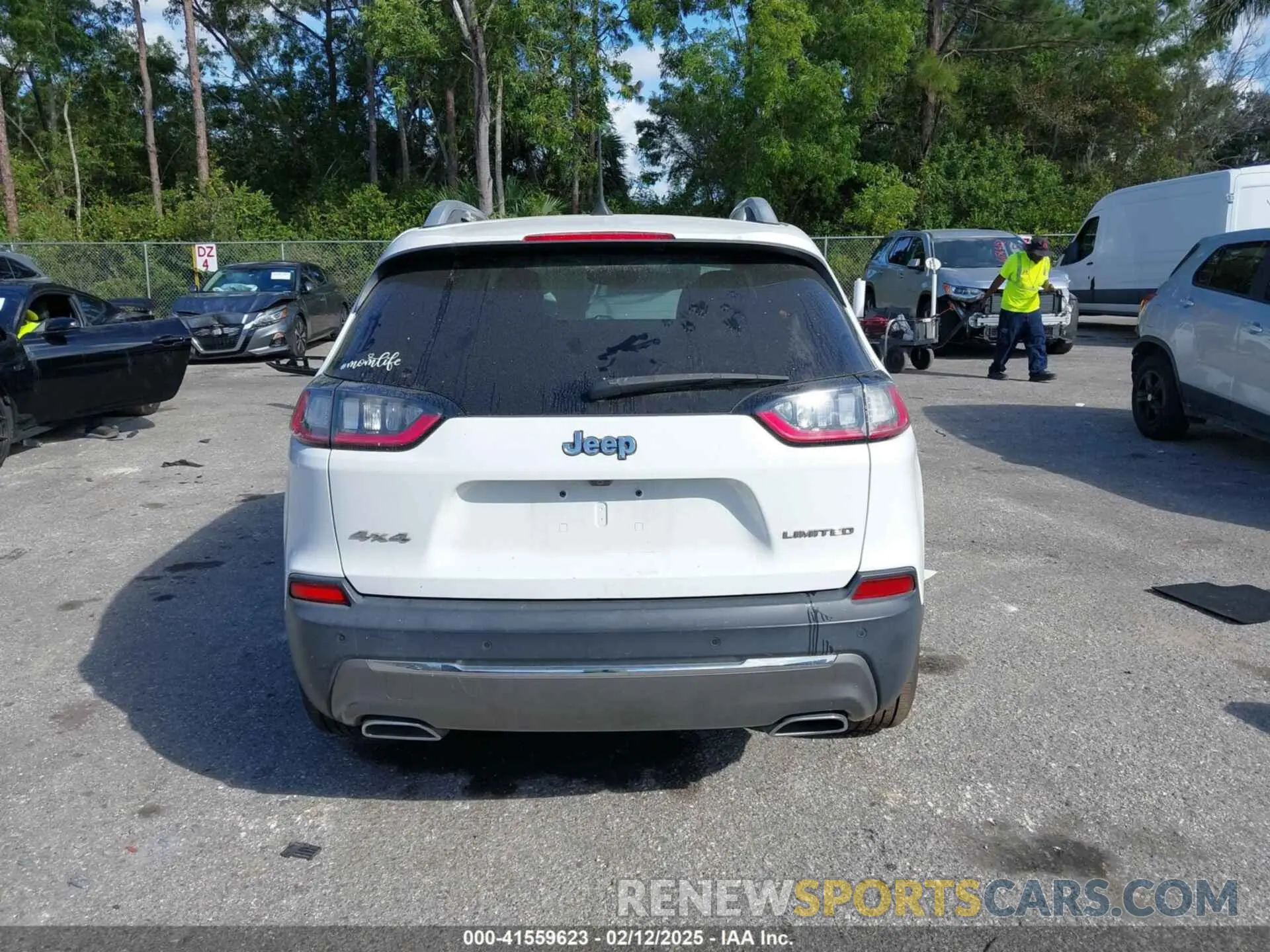 17 Photograph of a damaged car 1C4PJMDX2KD294782 JEEP CHEROKEE 2019