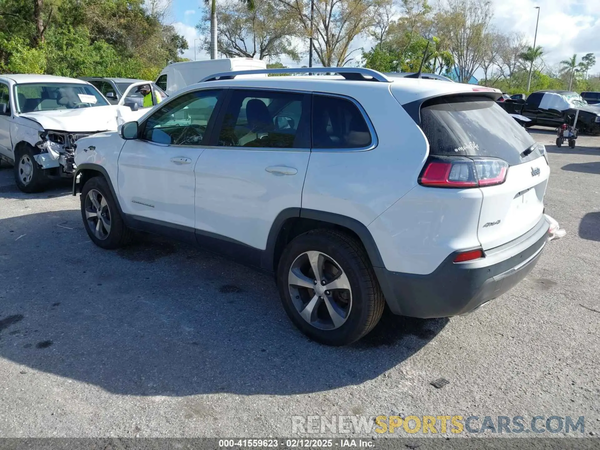 3 Photograph of a damaged car 1C4PJMDX2KD294782 JEEP CHEROKEE 2019