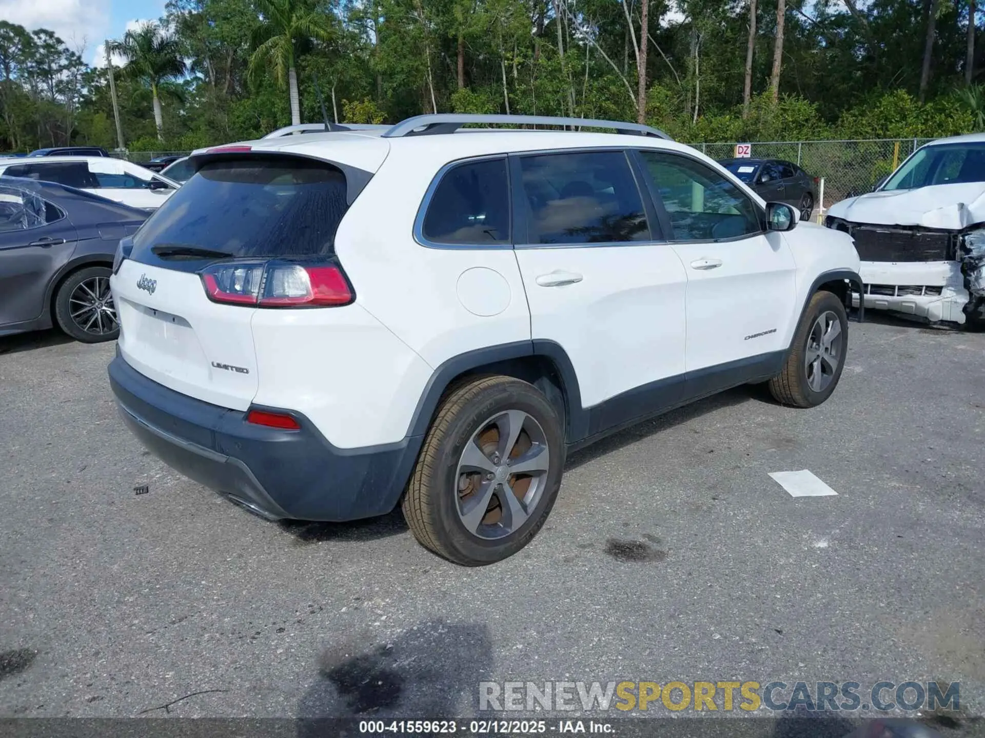 4 Photograph of a damaged car 1C4PJMDX2KD294782 JEEP CHEROKEE 2019