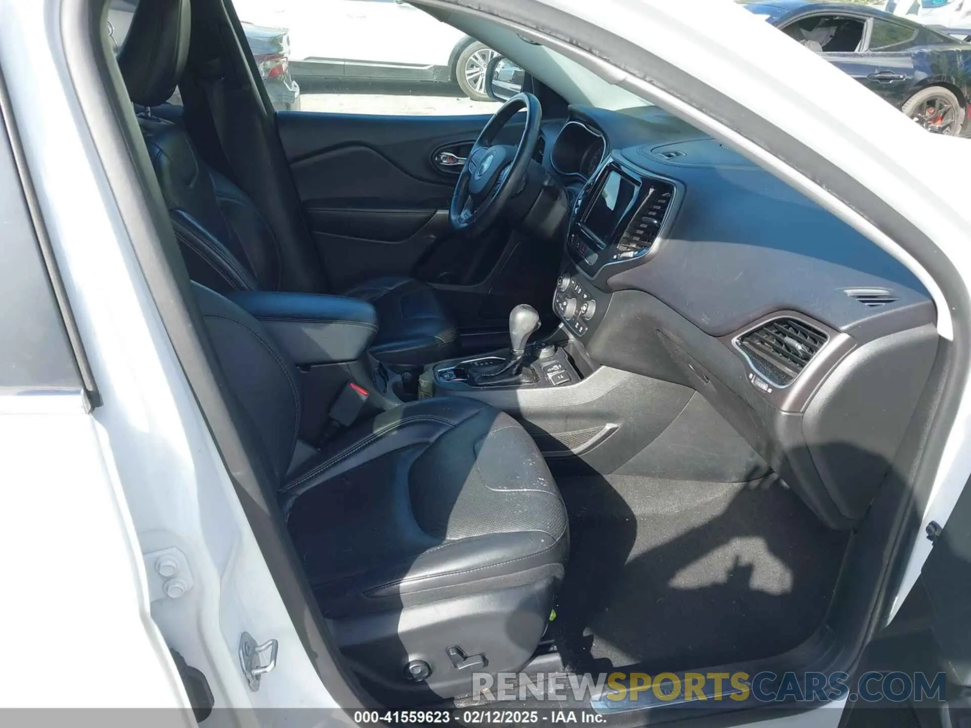 5 Photograph of a damaged car 1C4PJMDX2KD294782 JEEP CHEROKEE 2019