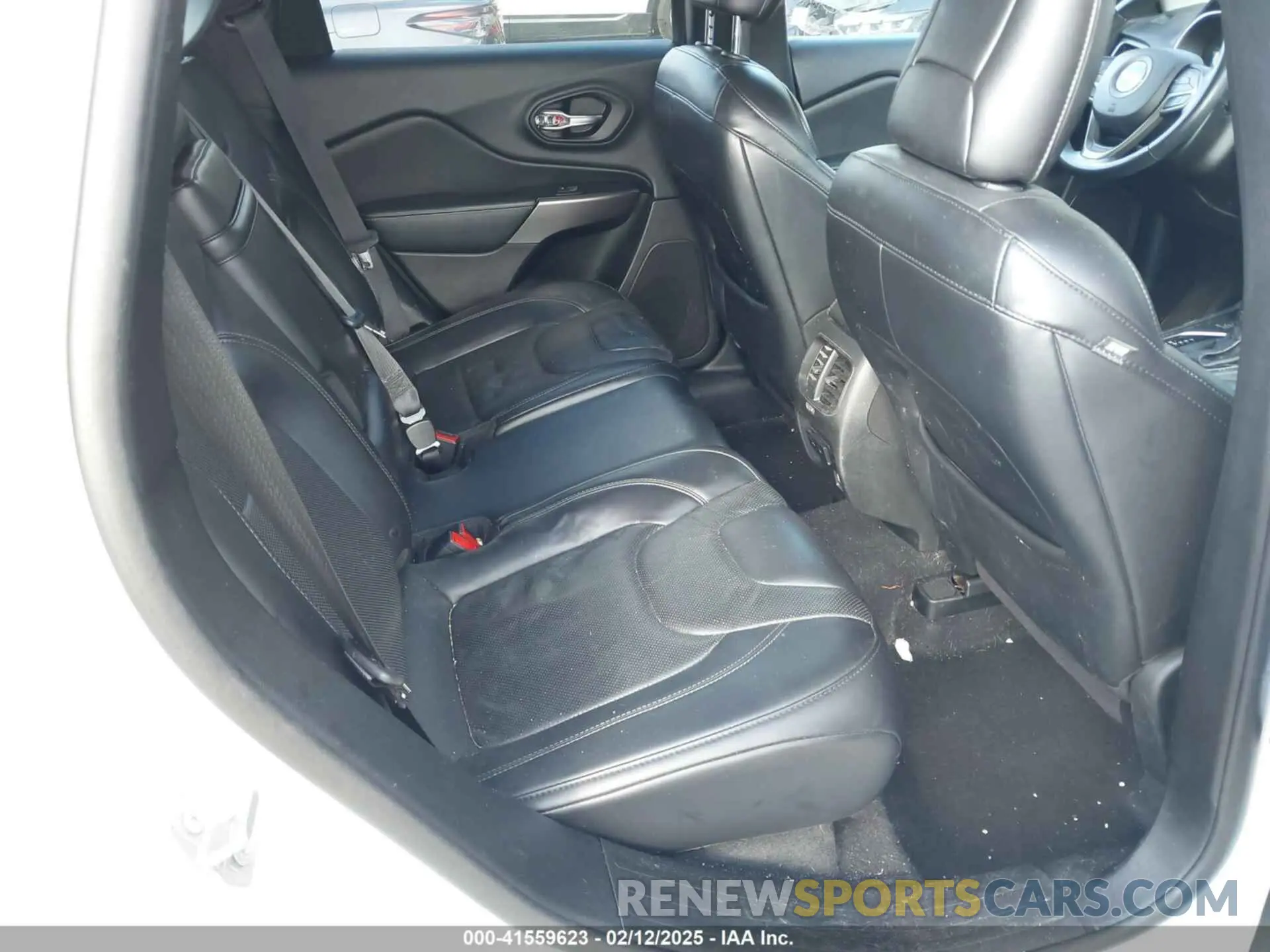 8 Photograph of a damaged car 1C4PJMDX2KD294782 JEEP CHEROKEE 2019