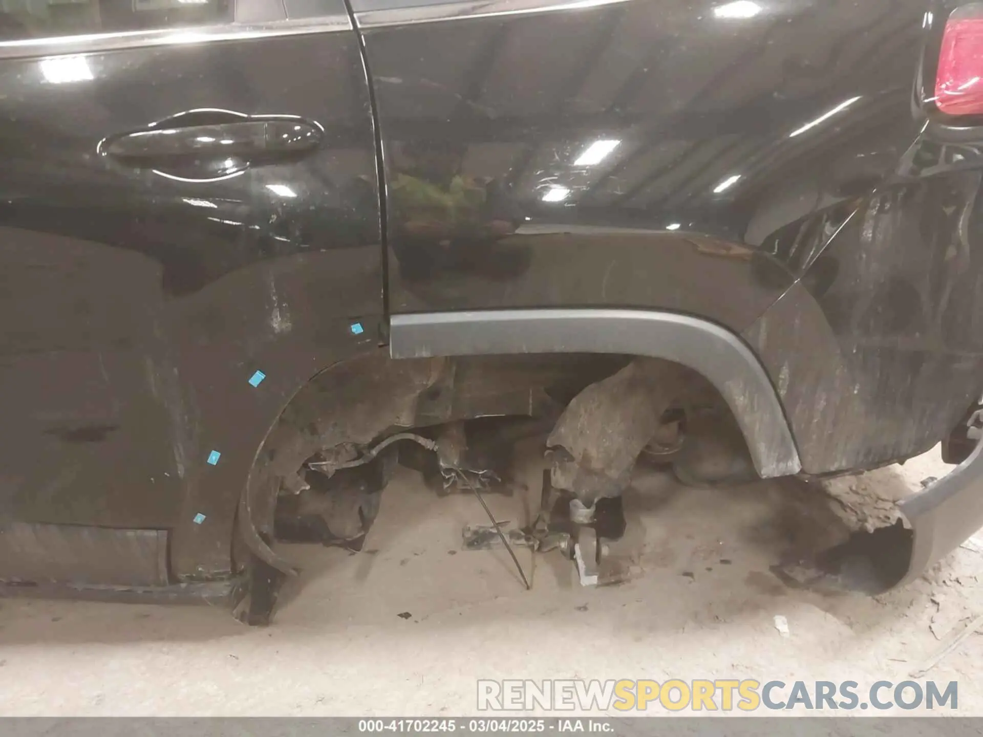 18 Photograph of a damaged car 1C4PJMDX2KD400146 JEEP CHEROKEE 2019