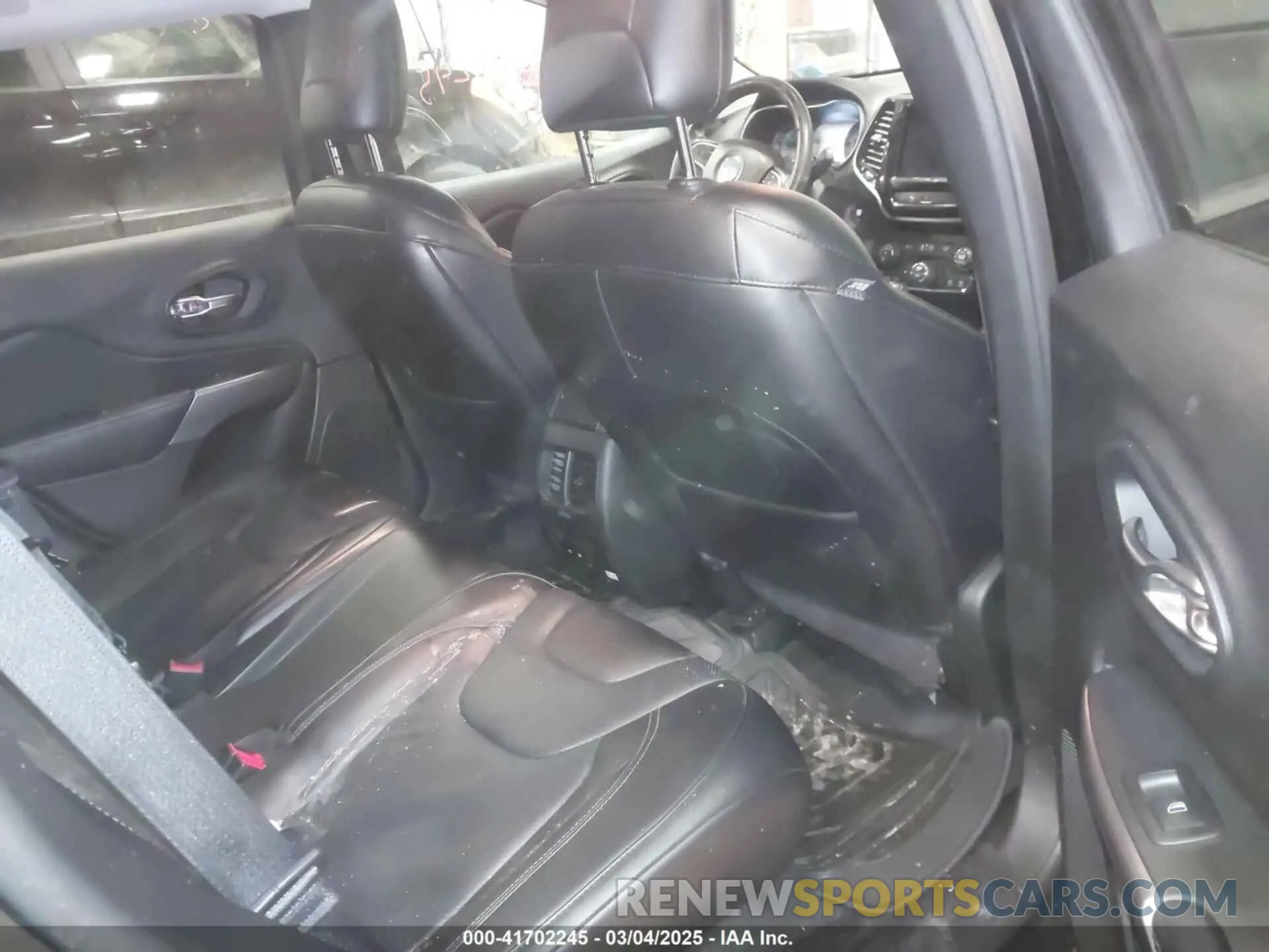 8 Photograph of a damaged car 1C4PJMDX2KD400146 JEEP CHEROKEE 2019