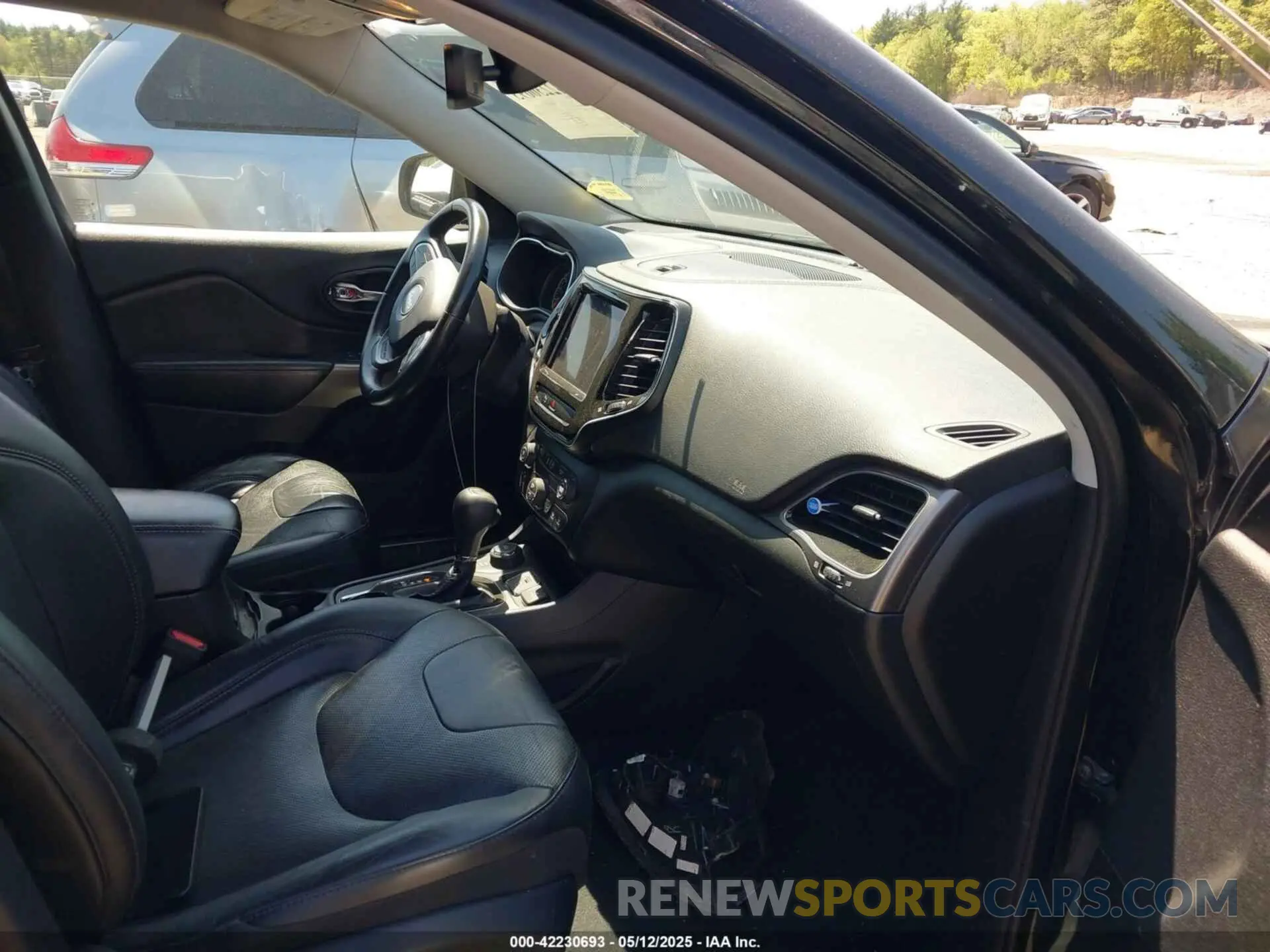 5 Photograph of a damaged car 1C4PJMDX2KD417030 JEEP CHEROKEE 2019