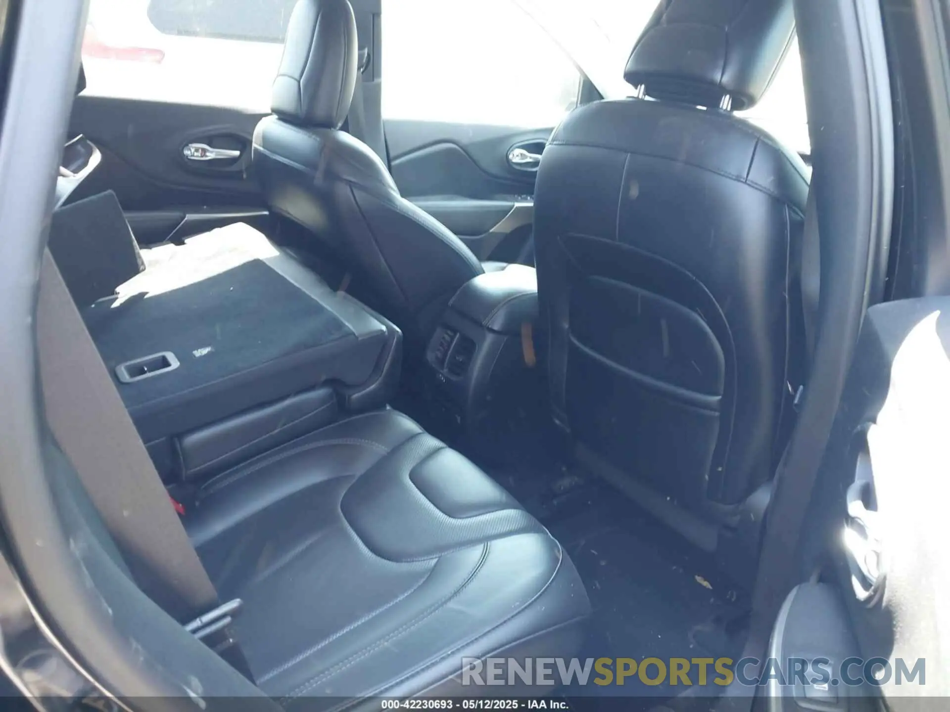 8 Photograph of a damaged car 1C4PJMDX2KD417030 JEEP CHEROKEE 2019