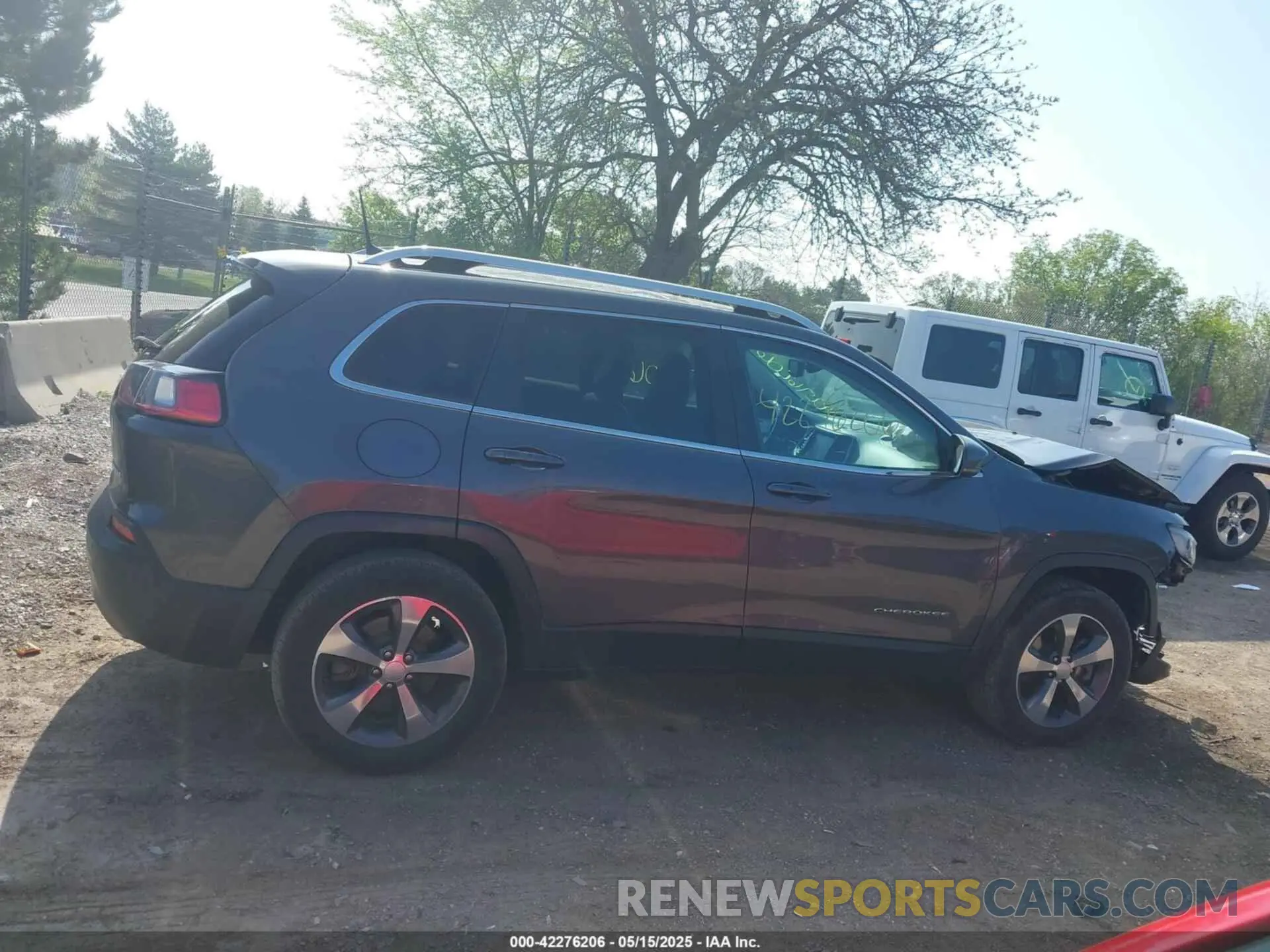14 Photograph of a damaged car 1C4PJMDX2KD463523 JEEP CHEROKEE 2019