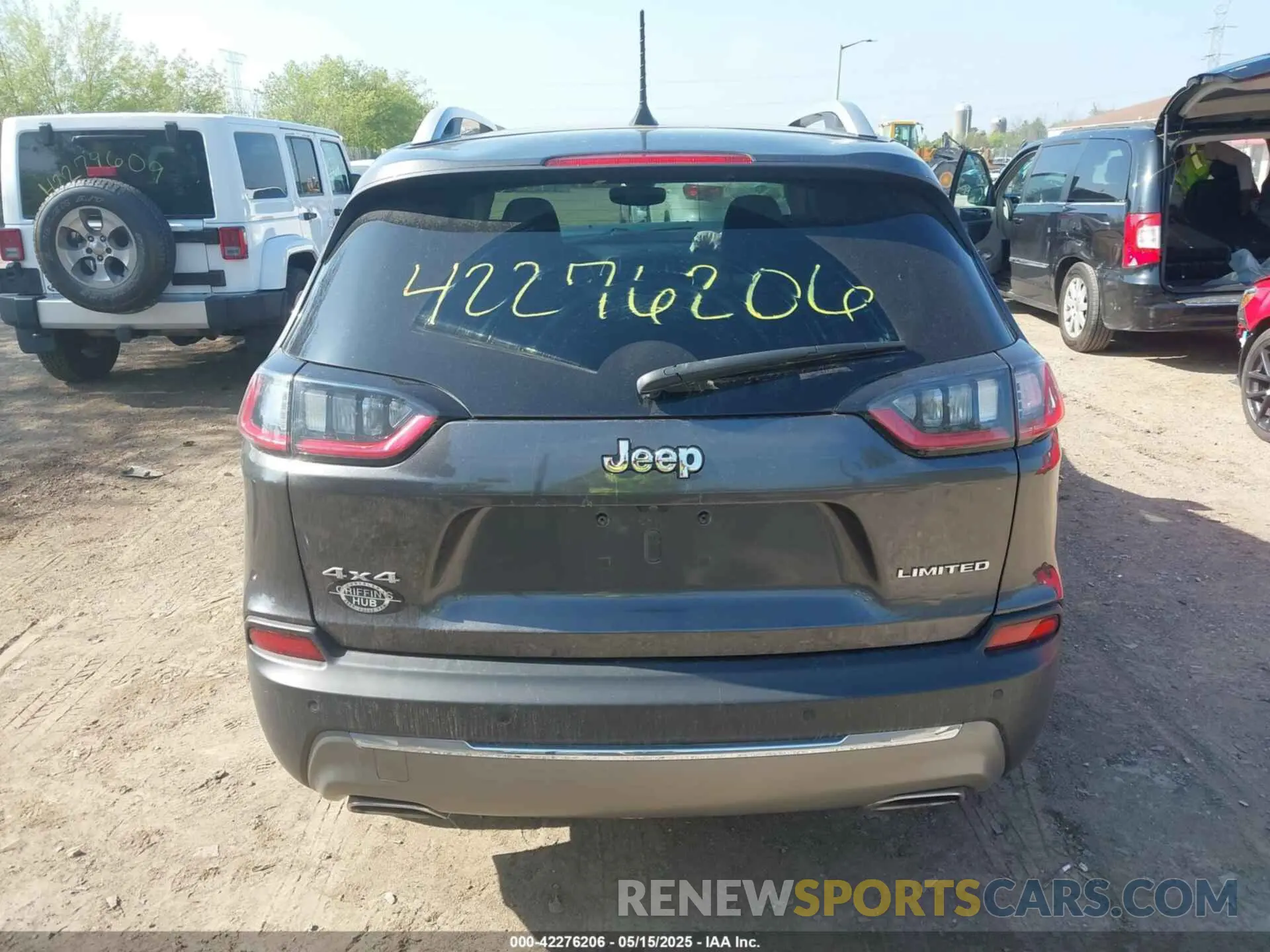 17 Photograph of a damaged car 1C4PJMDX2KD463523 JEEP CHEROKEE 2019
