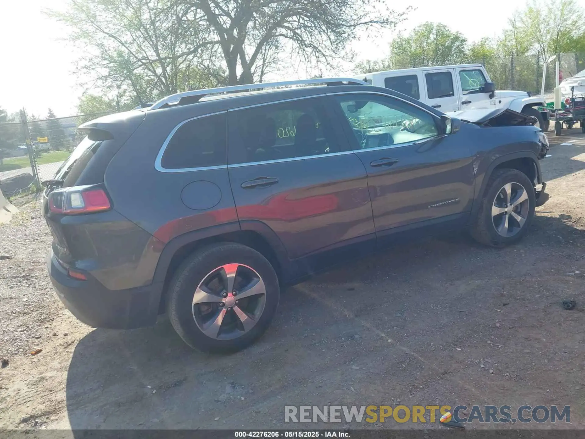 4 Photograph of a damaged car 1C4PJMDX2KD463523 JEEP CHEROKEE 2019