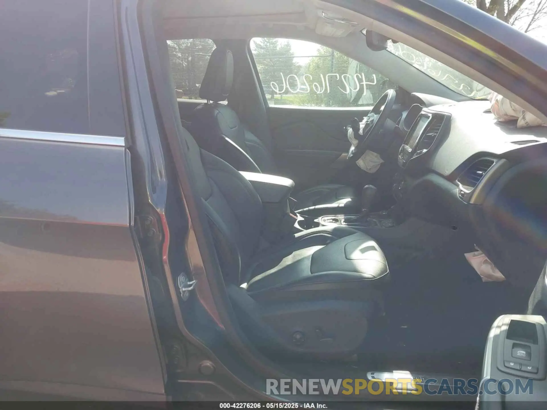 5 Photograph of a damaged car 1C4PJMDX2KD463523 JEEP CHEROKEE 2019