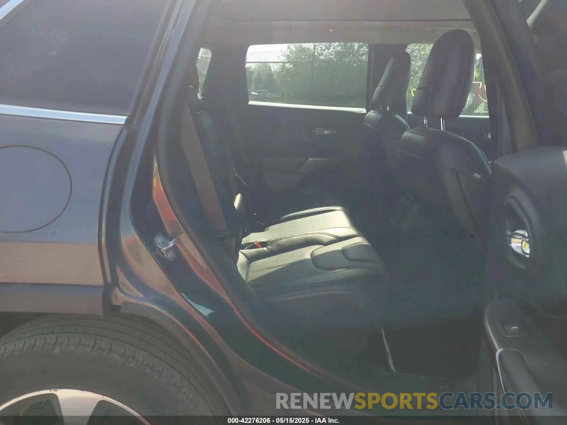 8 Photograph of a damaged car 1C4PJMDX2KD463523 JEEP CHEROKEE 2019