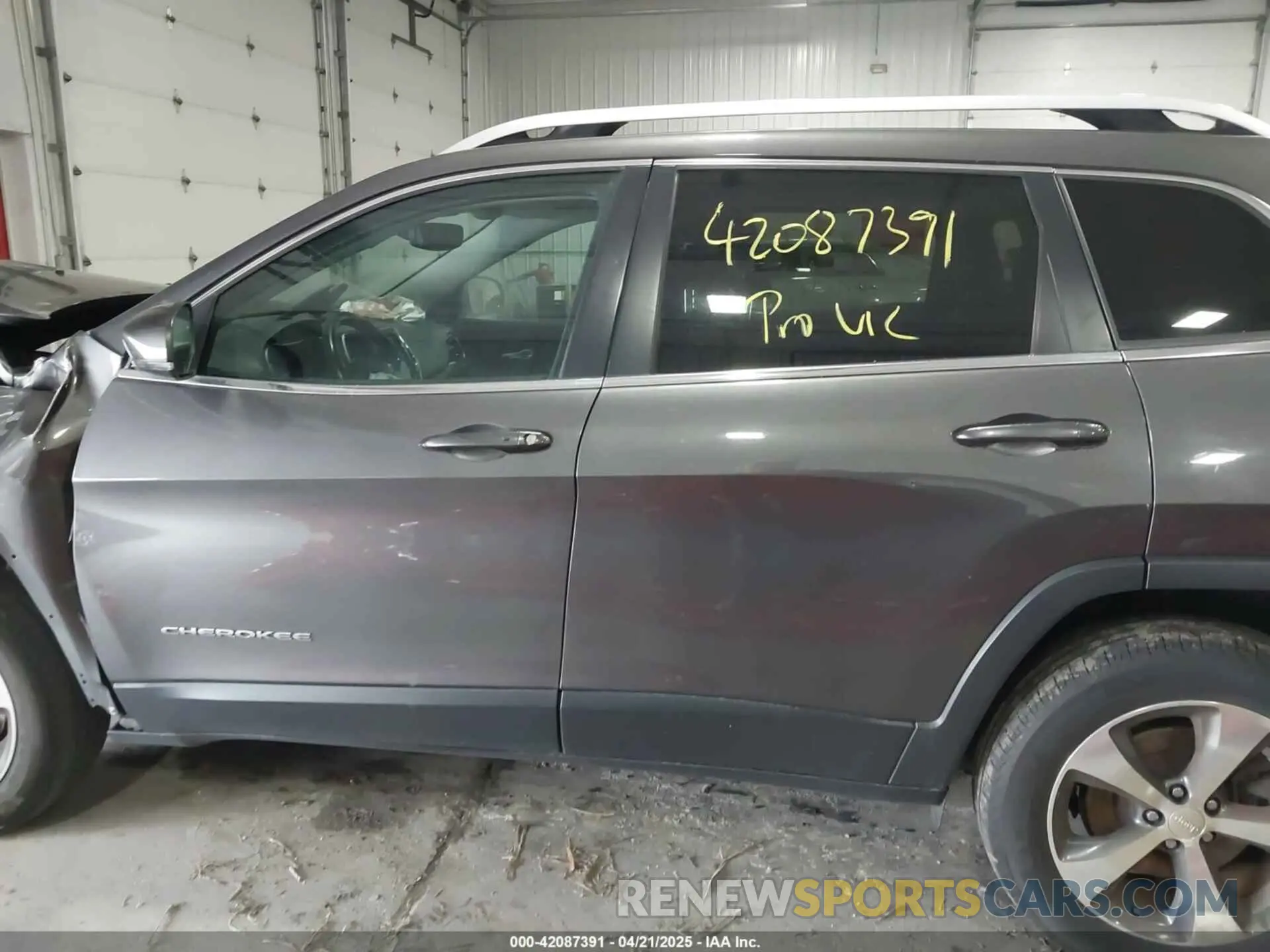 14 Photograph of a damaged car 1C4PJMDX2KD467412 JEEP CHEROKEE 2019