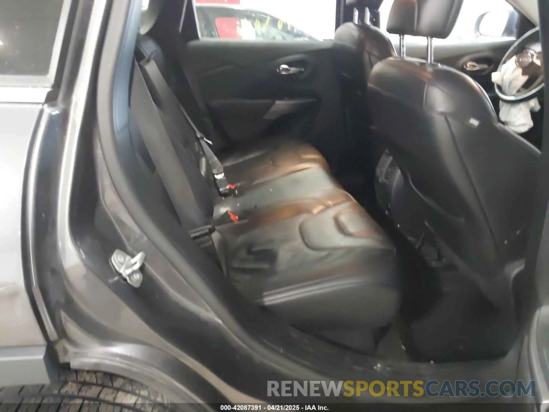 8 Photograph of a damaged car 1C4PJMDX2KD467412 JEEP CHEROKEE 2019